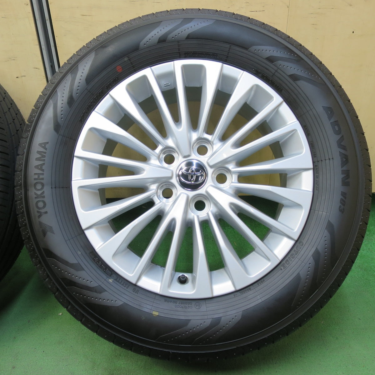新車外し!25年★トヨタ 40系 アルファード ヴェルファイア 純正 225/65R17 ヨコハマ アドバン V03 17インチ PCD120/5H★5090104イノ