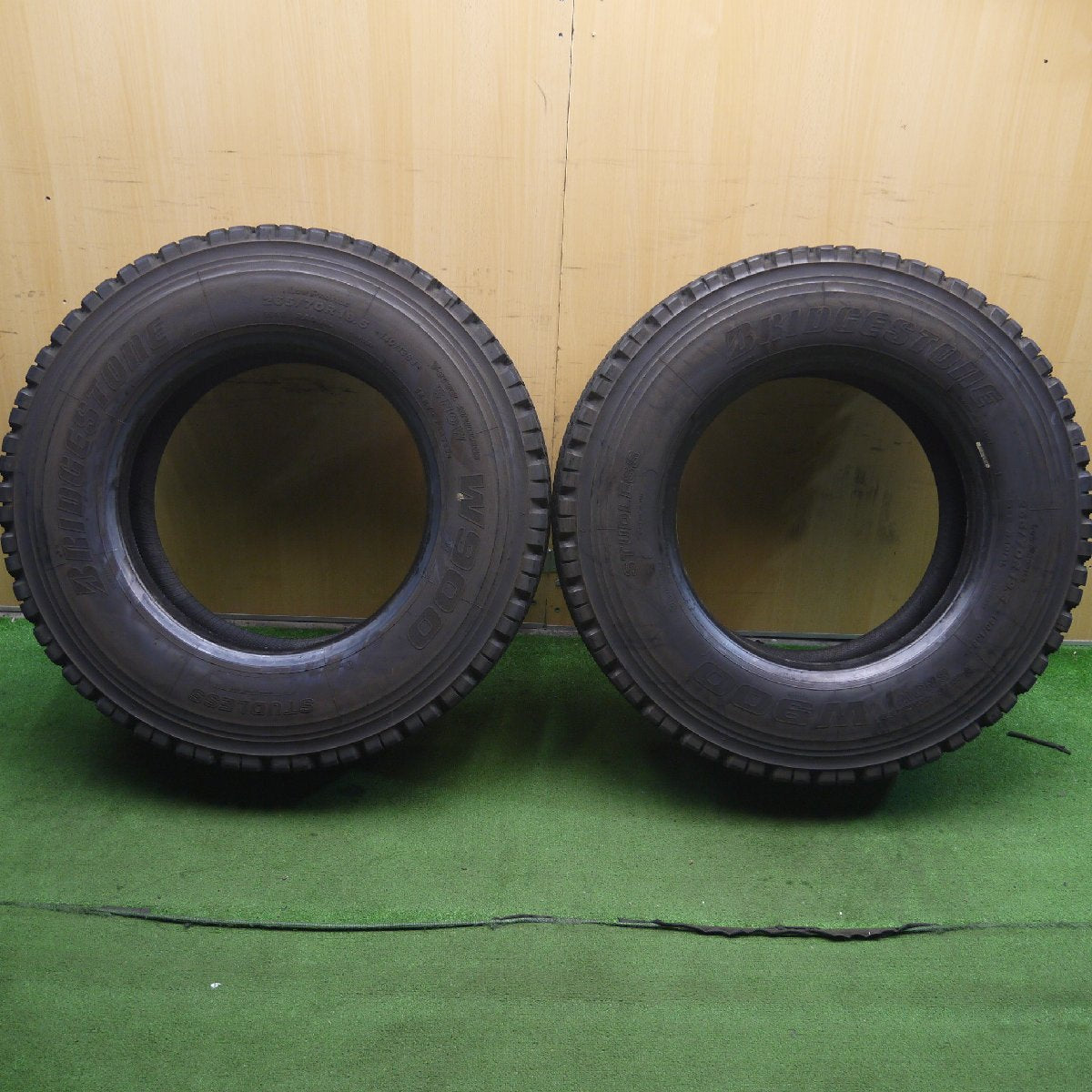バリ溝!22年!★バリ溝!22年!9分★トラック タイヤ 265/70R19.5 140/138J スタッドレス ブリヂストン W900 19.5インチ★3052910クスタ