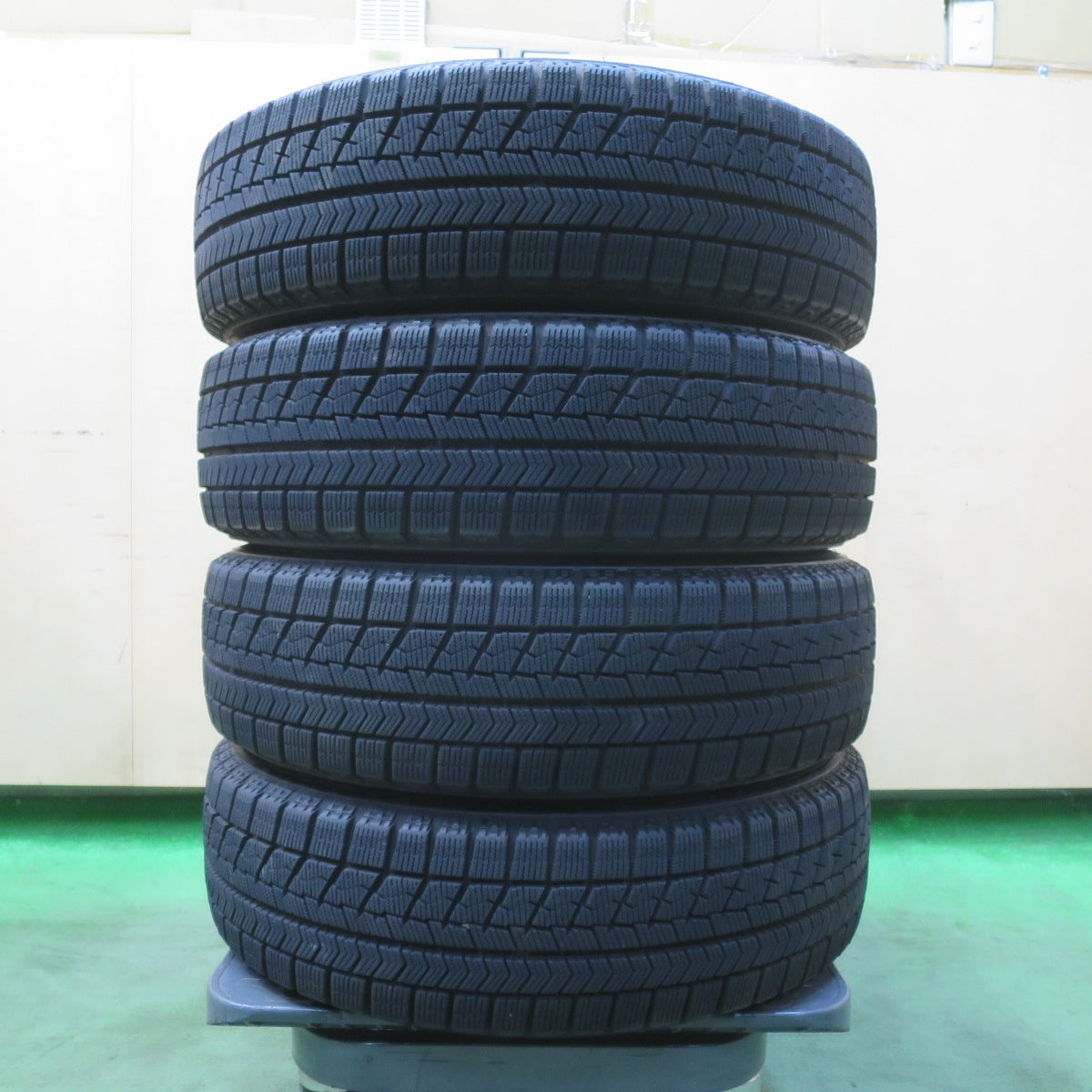 バリ溝!キレイ!8.5分★スタッドレス 155/65R14 ブリヂストン ブリザック VRX Exceeder エクシーダー 14インチ PCD100/4H★5111803イス