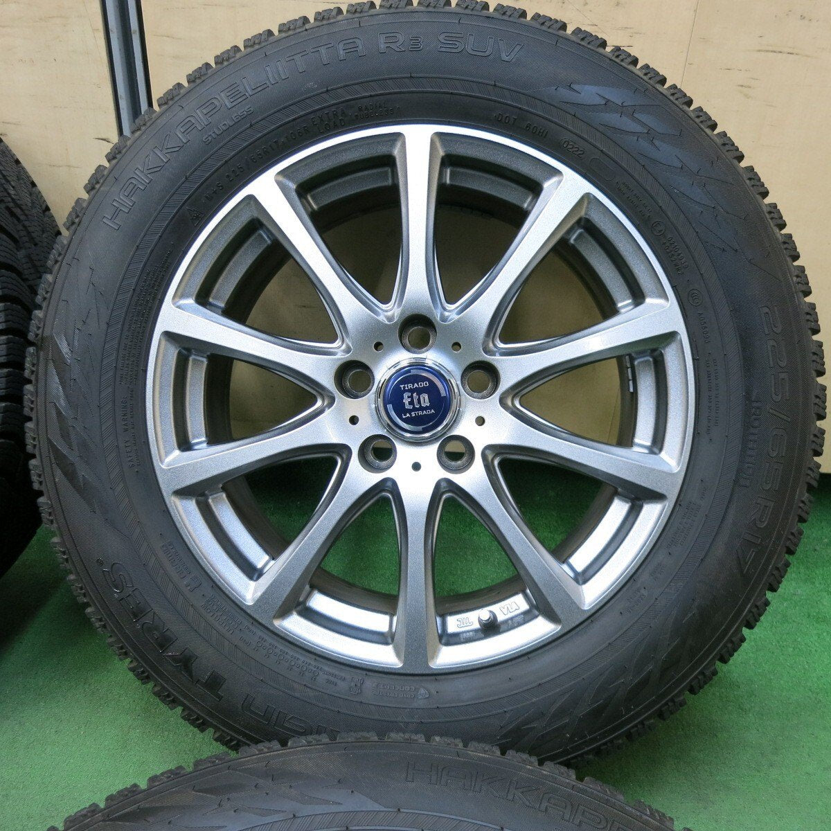 バリ溝!22年!キレイ!ほぼ10分★スタッドレス 225/65R17 ノキアン ハッカペリッタ R3 SUV TIRADO Eta LA STRADA 阿部商会 17インチ PCD114.3/5H★4121105SYス