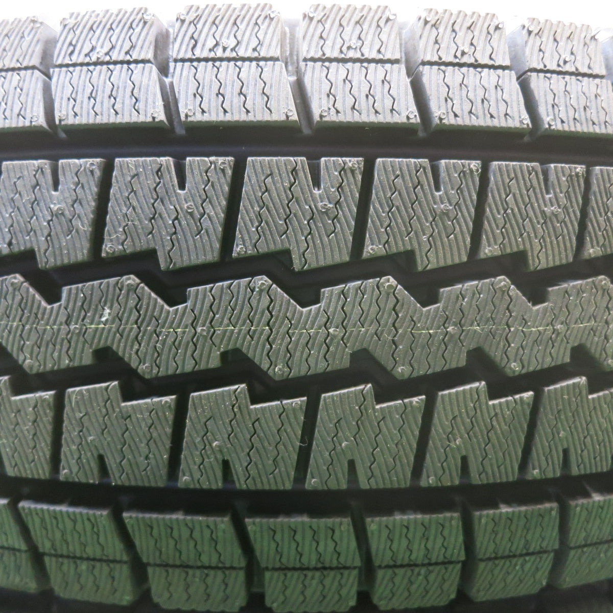 未使用!24年★スタッドレス 195/80R15 107/105L ダンロップ ウインターマックス SV01 タイヤ 15インチ ハイエース キャラバン 等★5051803HAスタ