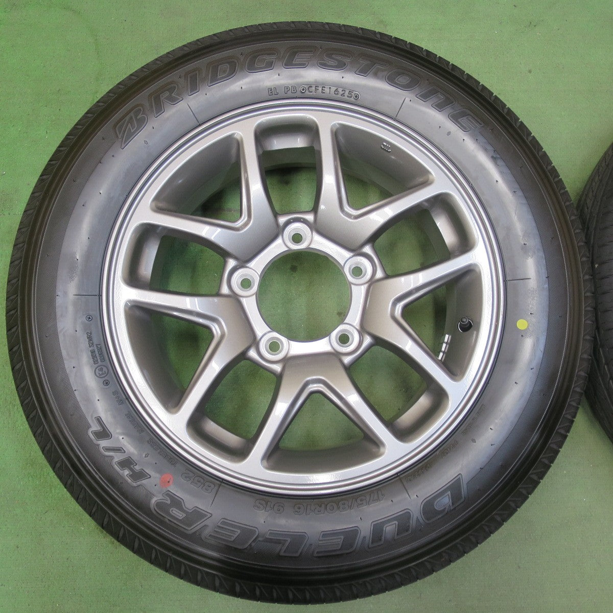新車外し!25年★スズキ JB64 ジムニー 純正 175/80R16 ブリヂストン デューラー H/L 852 16インチ PCD139.7/5H★5112403イノ