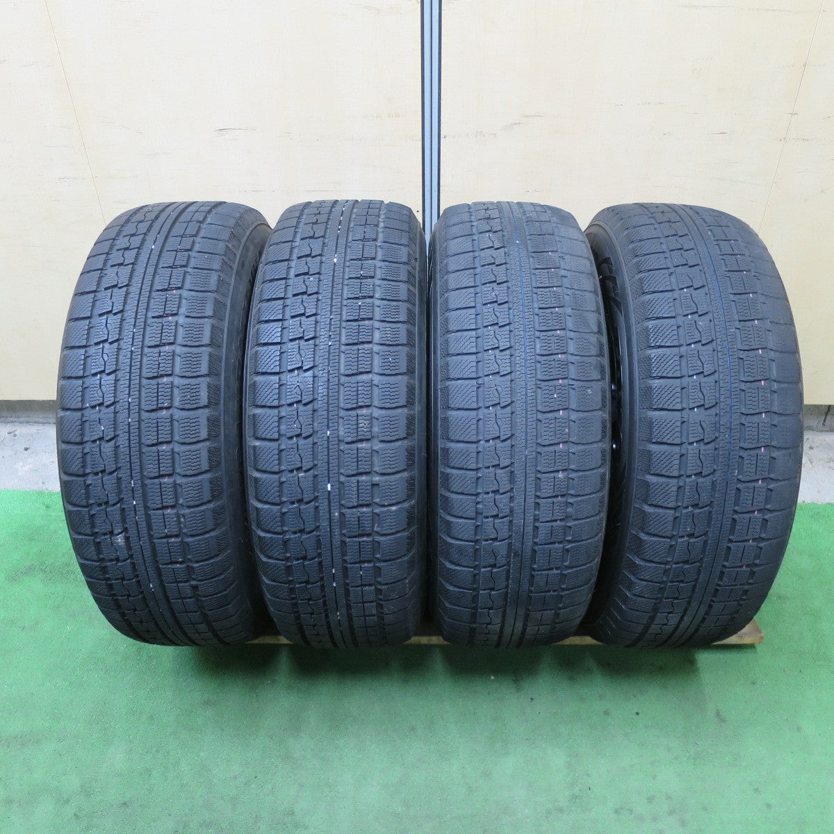 バリ溝!9分★XTREME-J 215/70R16 スタッドレス トーヨー ウインター トランパス MK4α 16インチ エクストリームJ PCD114.3/5H★5111102TTス
