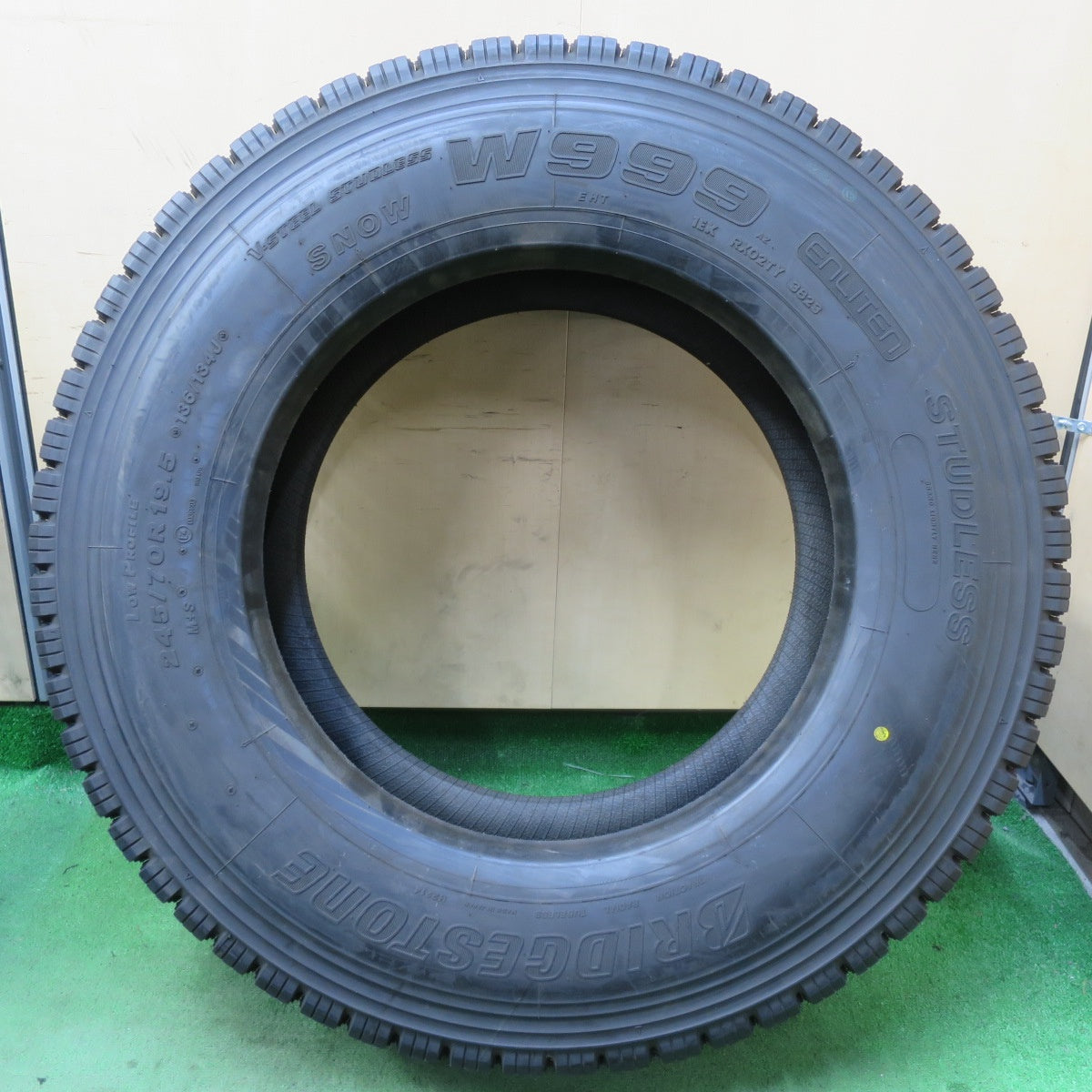 未使用!23年★トラック タイヤ 245/70R19.5 136/134J スタッドレス ブリヂストン W999 19.5インチ★5041215イスタ