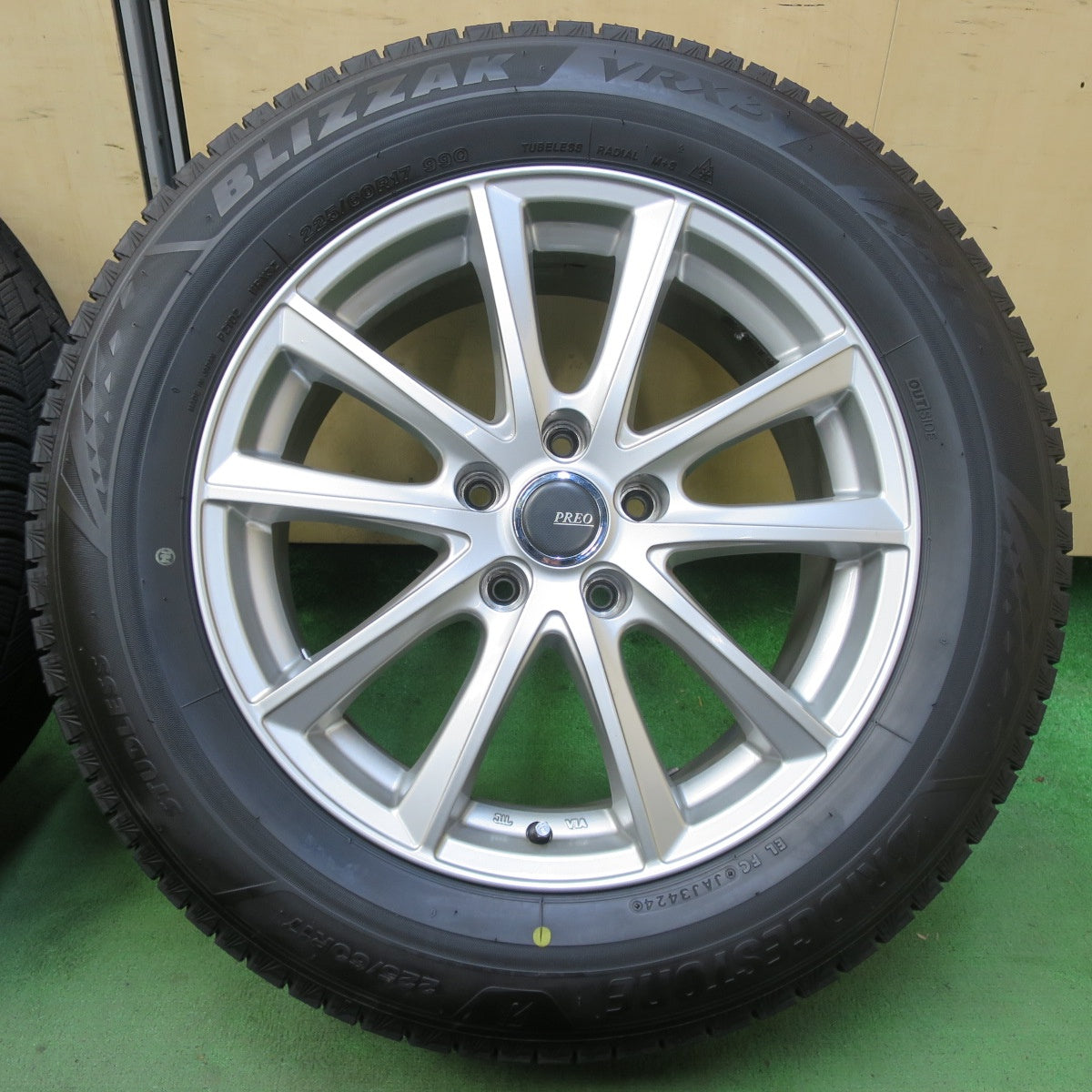バリ溝!24年!キレイ!ほぼ10分★スタッドレス 225/60R17 ブリヂストン ブリザック VRX3 PREO プレオ 17インチ PCD114.3/5H★5082108イス