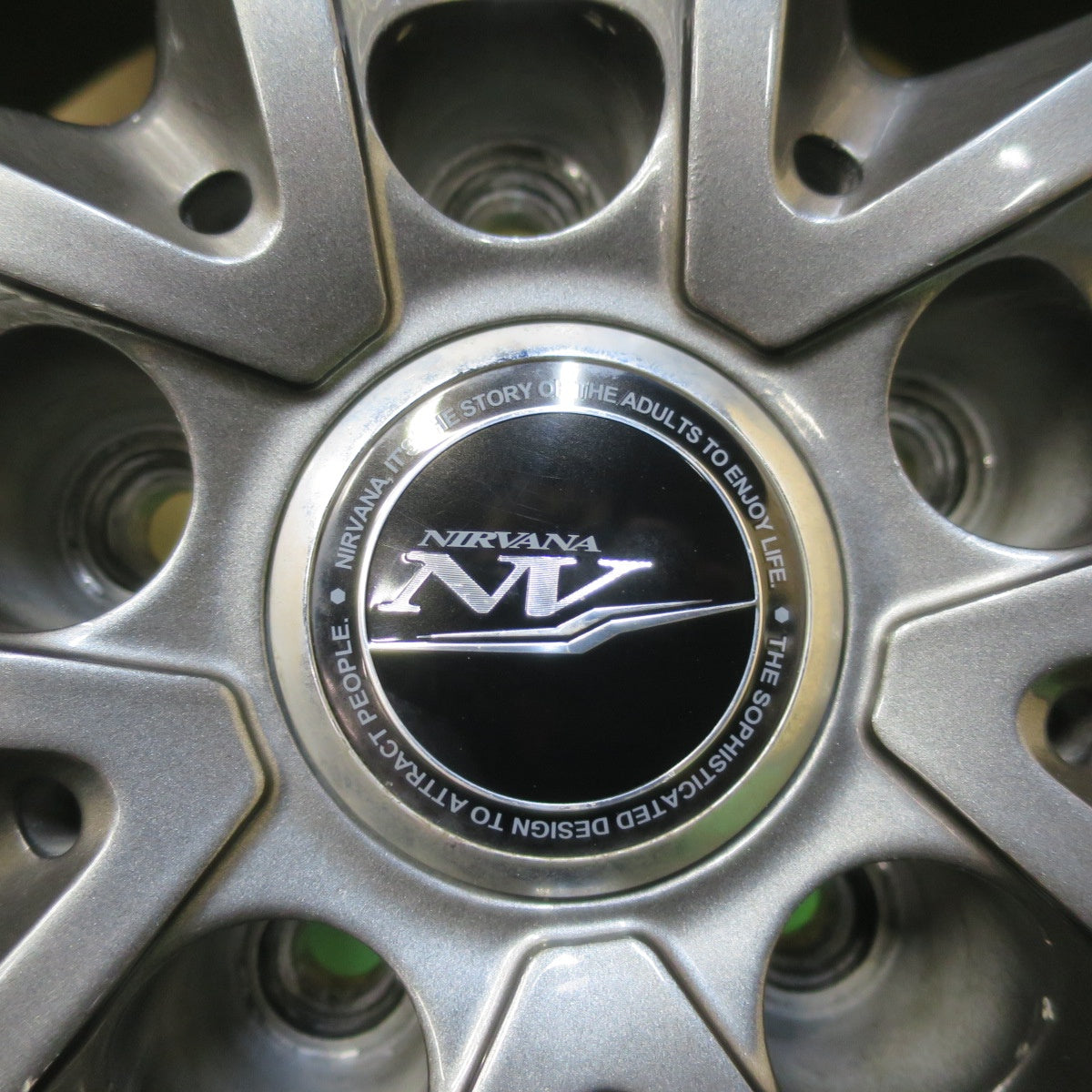 バリ溝!キレイ!9分★スタッドレス 205/60R16 グッドイヤー アイスナビ ZEA2 NIRVANA NV ニルバーナ ニルヴァーナ 16インチ PCD114.3/5H★5041203イス
