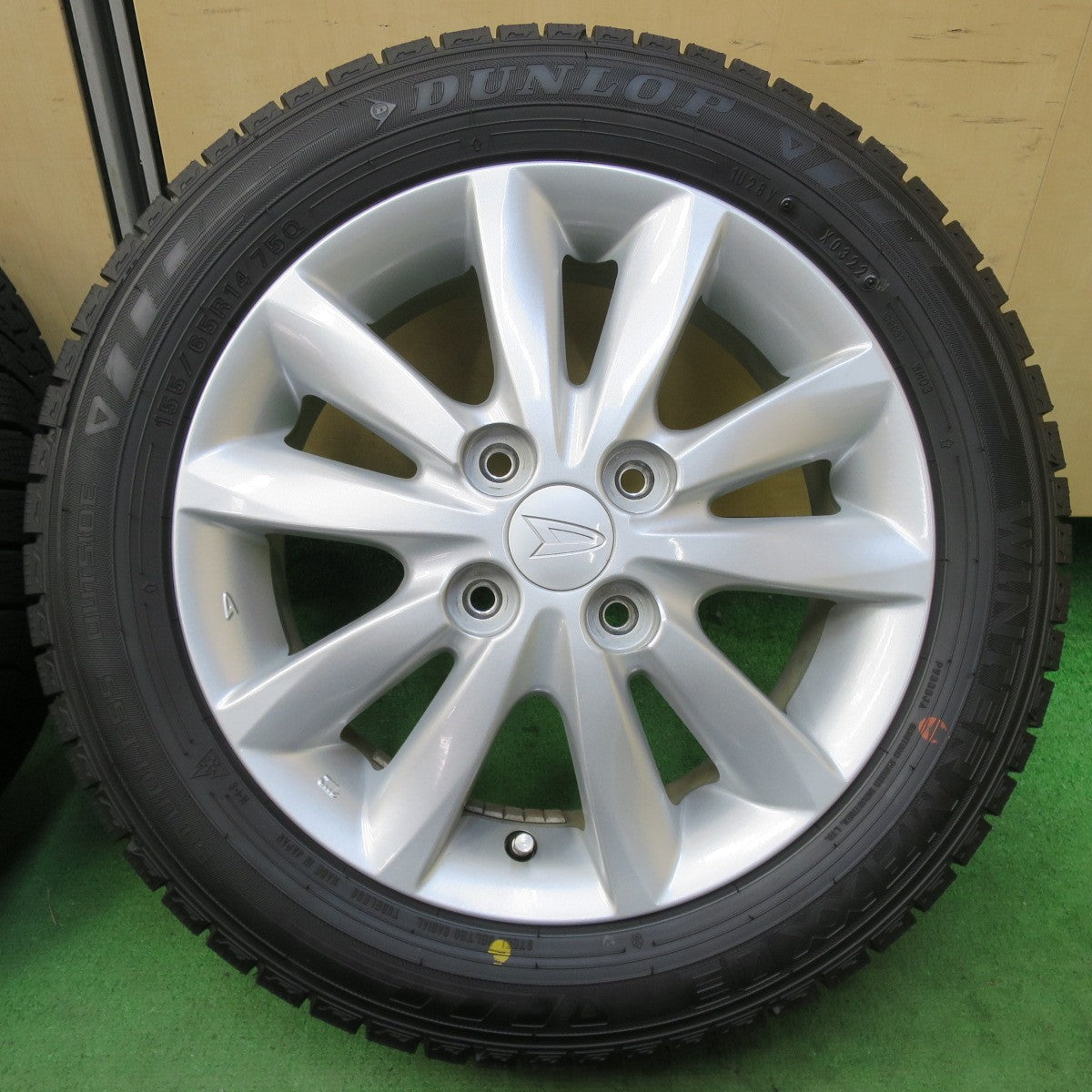 バリ溝!22年!キレイ!9.5分以上★ダイハツ タント カスタム 純正 155/65R14 スタッドレス ダンロップ ウインターマックス03 14インチ PCD100/4H★5051202イス