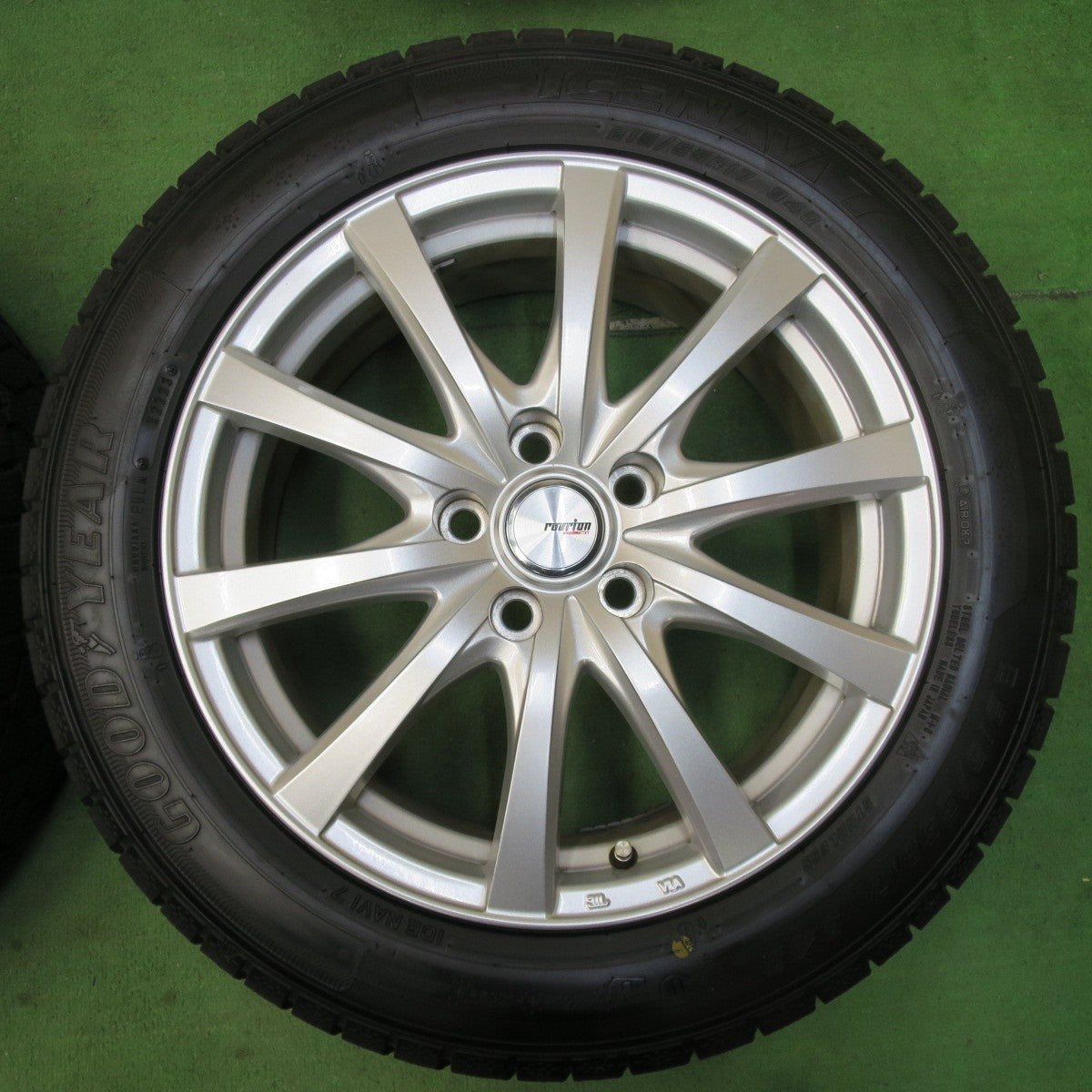 バリ溝!23年!キレイ!9.5分★スタッドレス 215/55R17 グッドイヤー アイスナビ7 ravrion RS01 ラブリオン 17インチ PCD114.3/5H★5012810イス