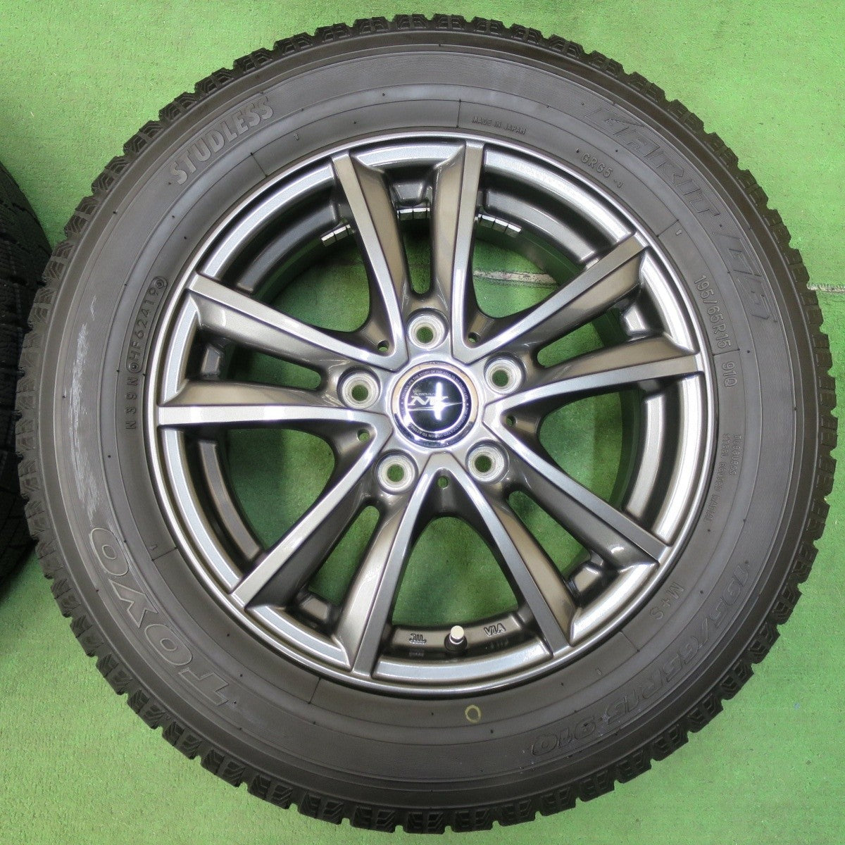 バリ溝!キレイ!9.5分★スタッドレス 195/65R15 トーヨー ガリット G5 NIRVANA NV ニルバーナ ニルヴァーナ 15インチ PCD114.3/5H★4113001イス