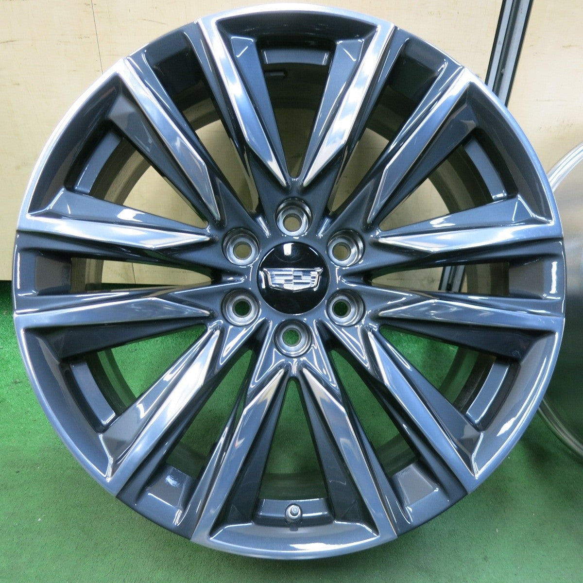新車外し!空気圧センサー付き★キャデラック エスカレード スポーツ 純正 ホイール 22インチ 22×9J PCD139.7/6H★5011505SYホ