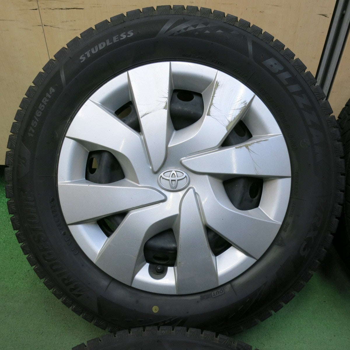 バリ溝!23年!9分★トヨタ ヴィッツ 純正 スチール 175/65R14 スタッドレス ブリヂストン ブリザック VRX3 14インチ PCD100/4H★5052112SYス