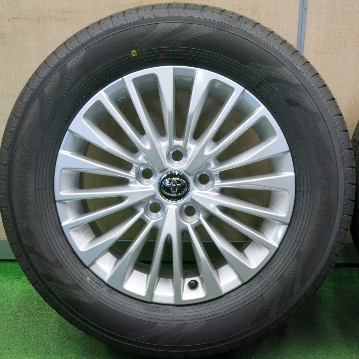 新車外し!24年★トヨタ 40系 アルファード 純正 225/65R17 ヨコハマ アドバン V03 17インチ PCD120/5H★4112401NJノ