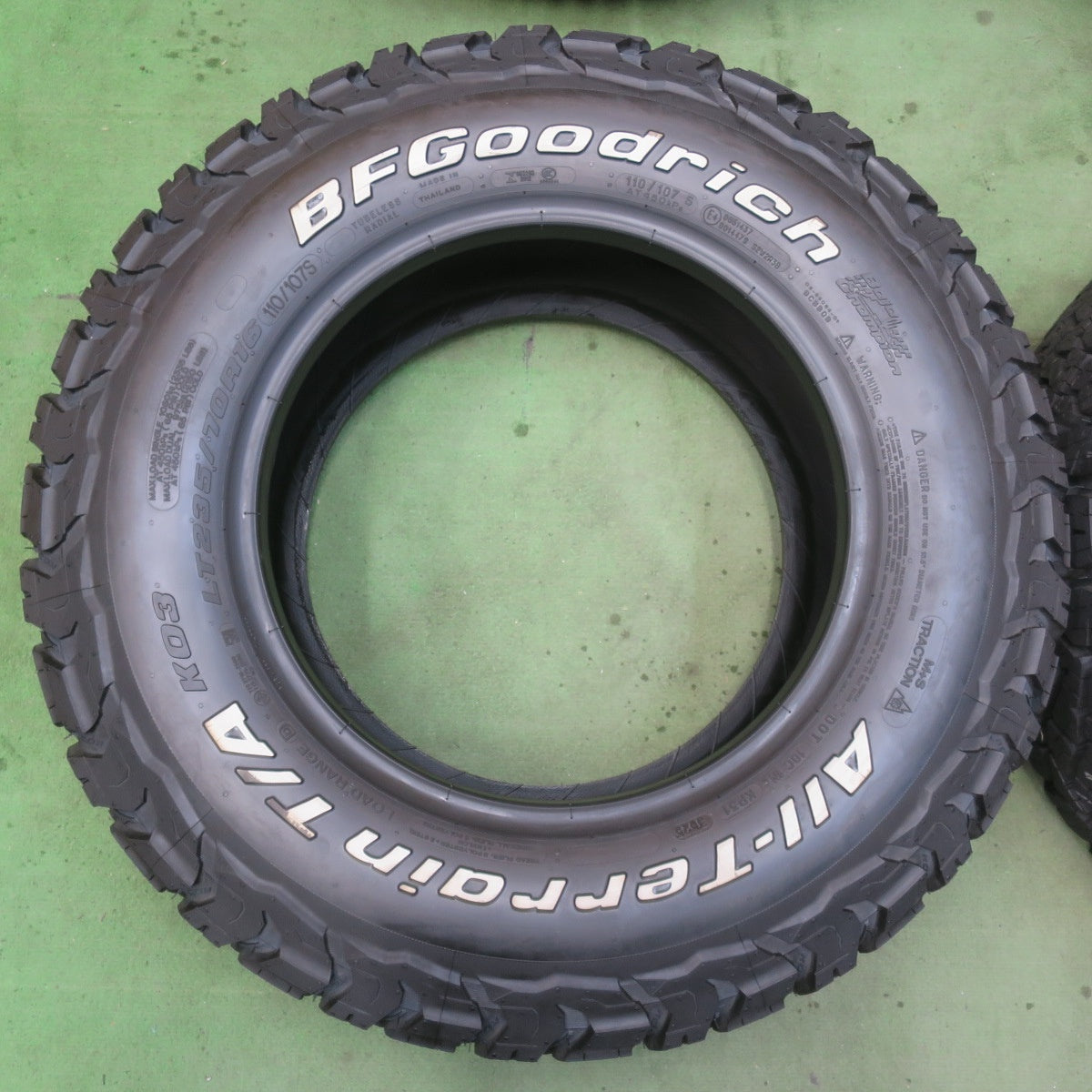 ほぼ未使用!25年★235/70R16 110/107S BFグッドリッチ All-Terrain T/A KO3 ホワイトレター タイヤ 16インチ デリカ D:5 等★6011505イノタ