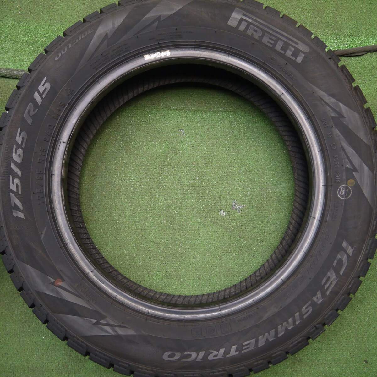バリ溝!19年!9.5分以上★スタッドレス 175/65R15 ピレリ アイスアシンメトリコ タイヤ アクア ヴィッツ 等★3083006Hスタ