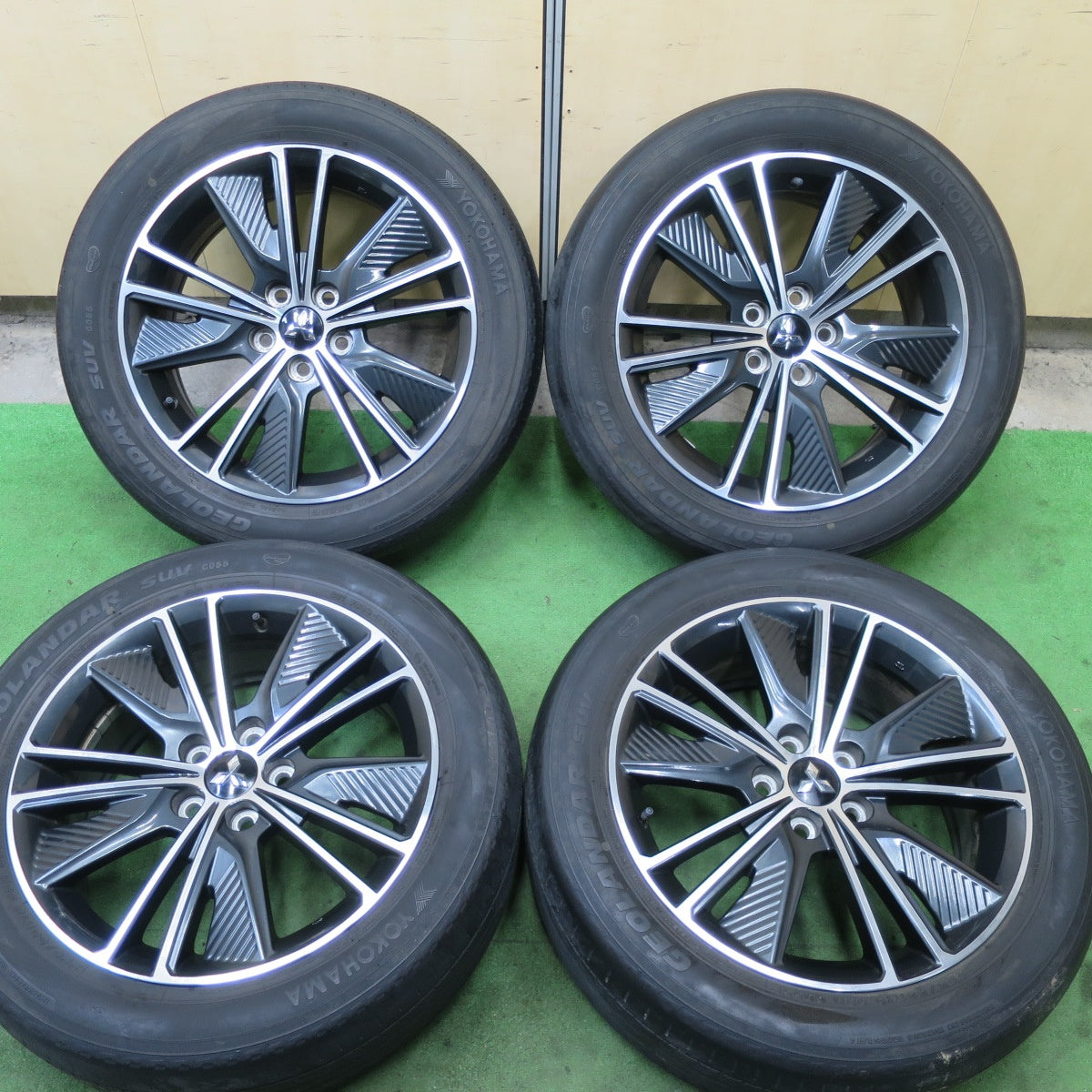 キレイ★三菱 デリカ D:5 アーバンギア 純正 225/55R18 ヨコハマ ジオランダー SUV G055 G055E 18インチ D5 PCD114.3/5H★5090201TTノ