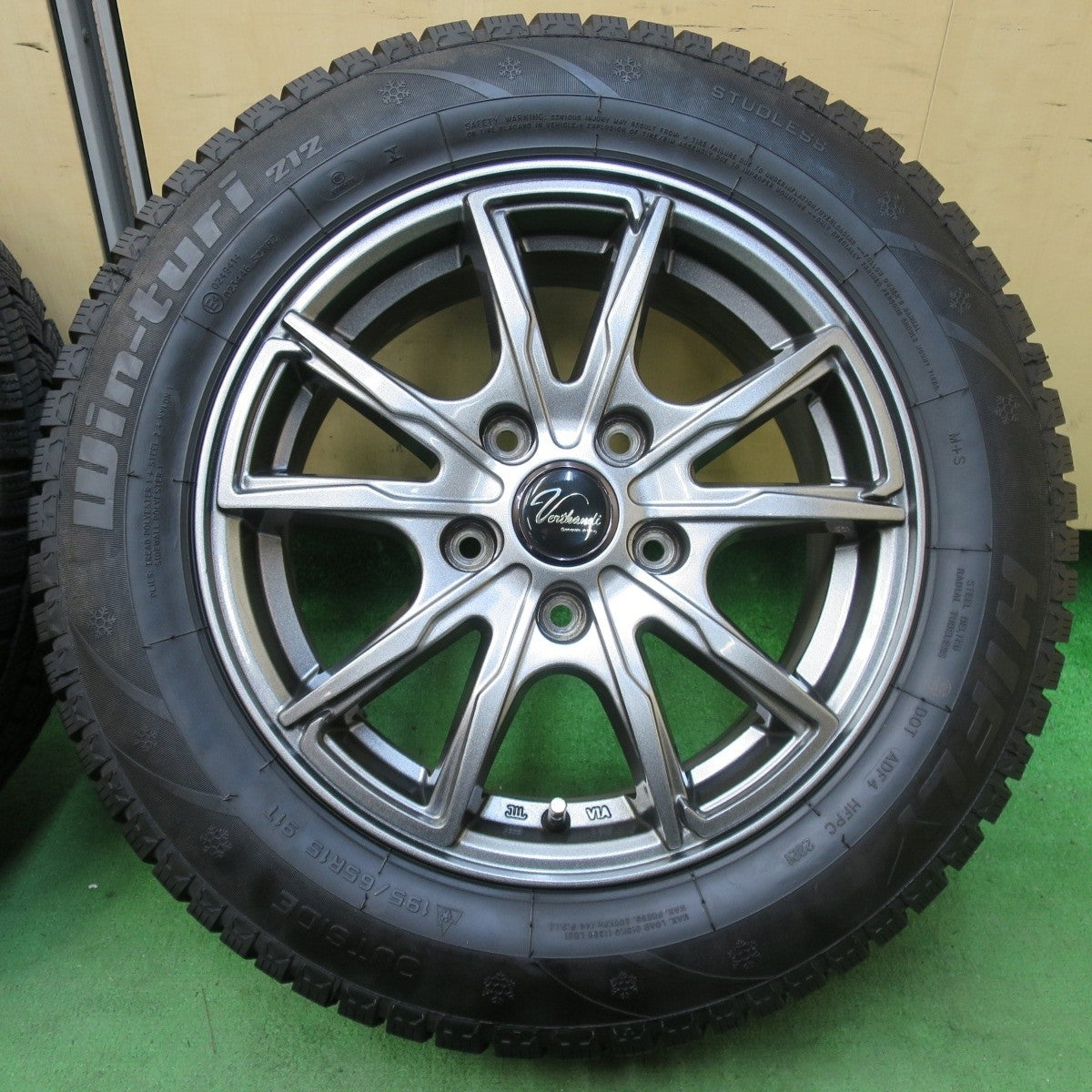 バリ溝!21年!キレイ!9.5分以上★スタッドレス 195/65R15 ハイフライ Win-turi 212 Verthandi ヴェルサンディ ヴェルザンディ 15インチ PCD114.3/5H★5021418イス