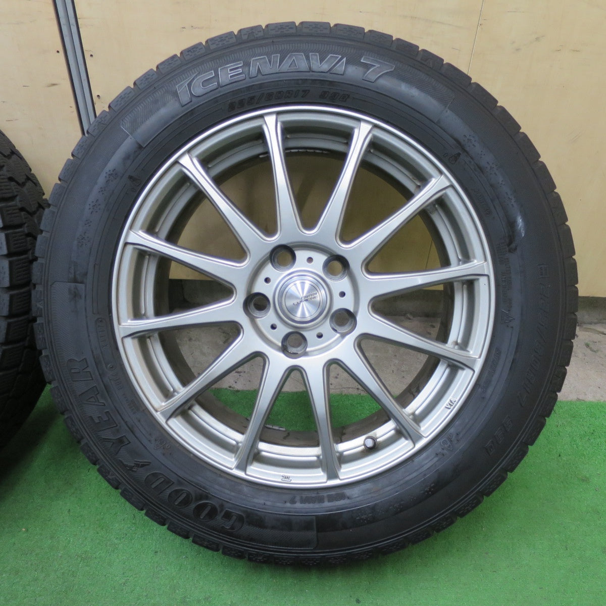 バリ溝!キレイ!9.5分★スタッドレス 225/60R17 グッドイヤー アイスナビ7 ravrion LUMIERE ラブリオン 17インチ PCD114.3/5H★5091705TTス