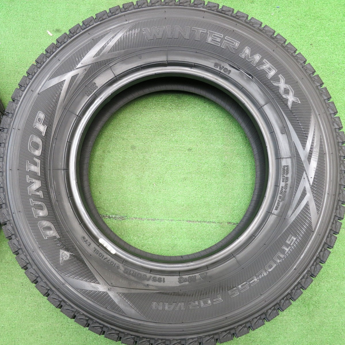 未使用!24年★スタッドレス 195/80R15 107/105L ダンロップ ウインターマックス SV01 タイヤ 15インチ ハイエース キャラバン 等★5051803HAスタ