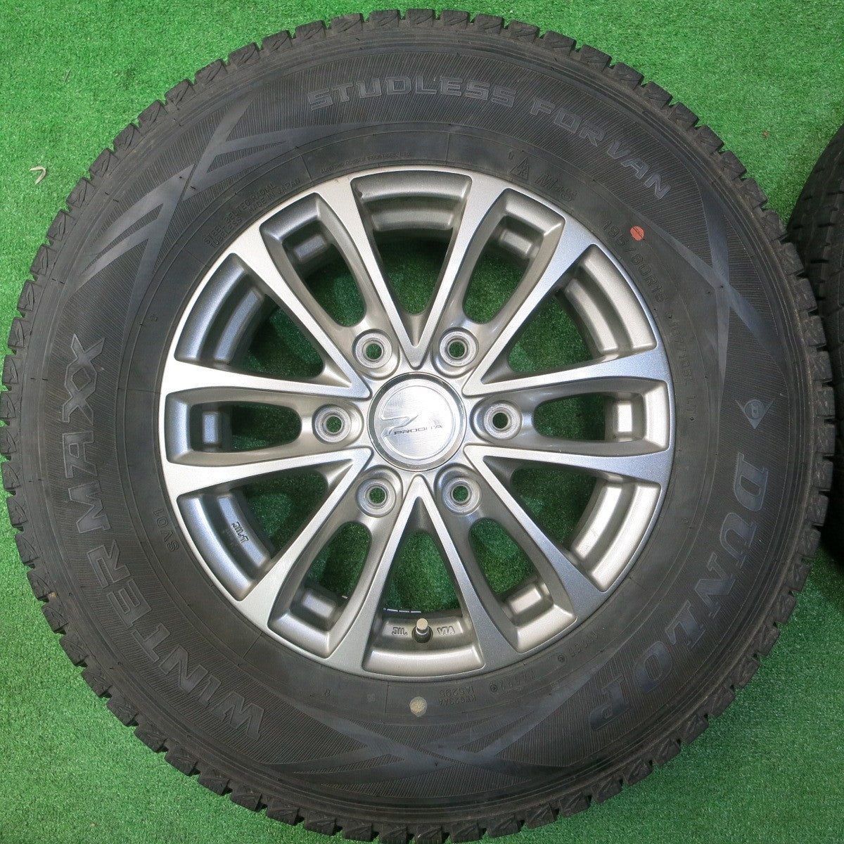 バリ溝!22年!キレイ!9.5分★スタッドレス 195/80R15 107/105L ダンロップ ウインターマックス SV01 PRODITA HC プロディータ 15インチ PCD139.7/6H★5051603NJス