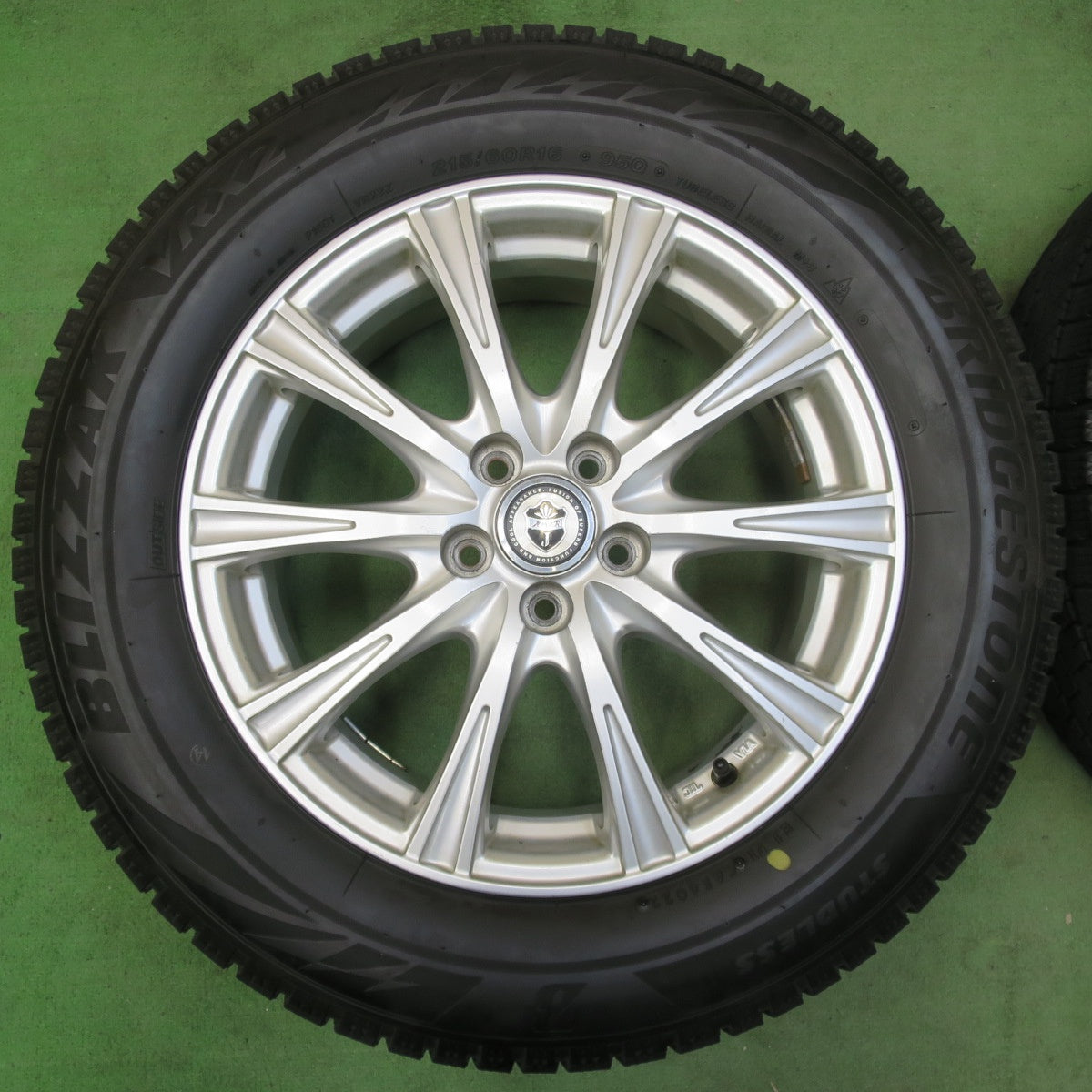 バリ溝!22年!9分★フォレスター 等 215/60R16 スタッドレス ブリヂストン ブリザック VRX2 JOKER ジョーカー 16インチ PCD100/5H★5042606イス
