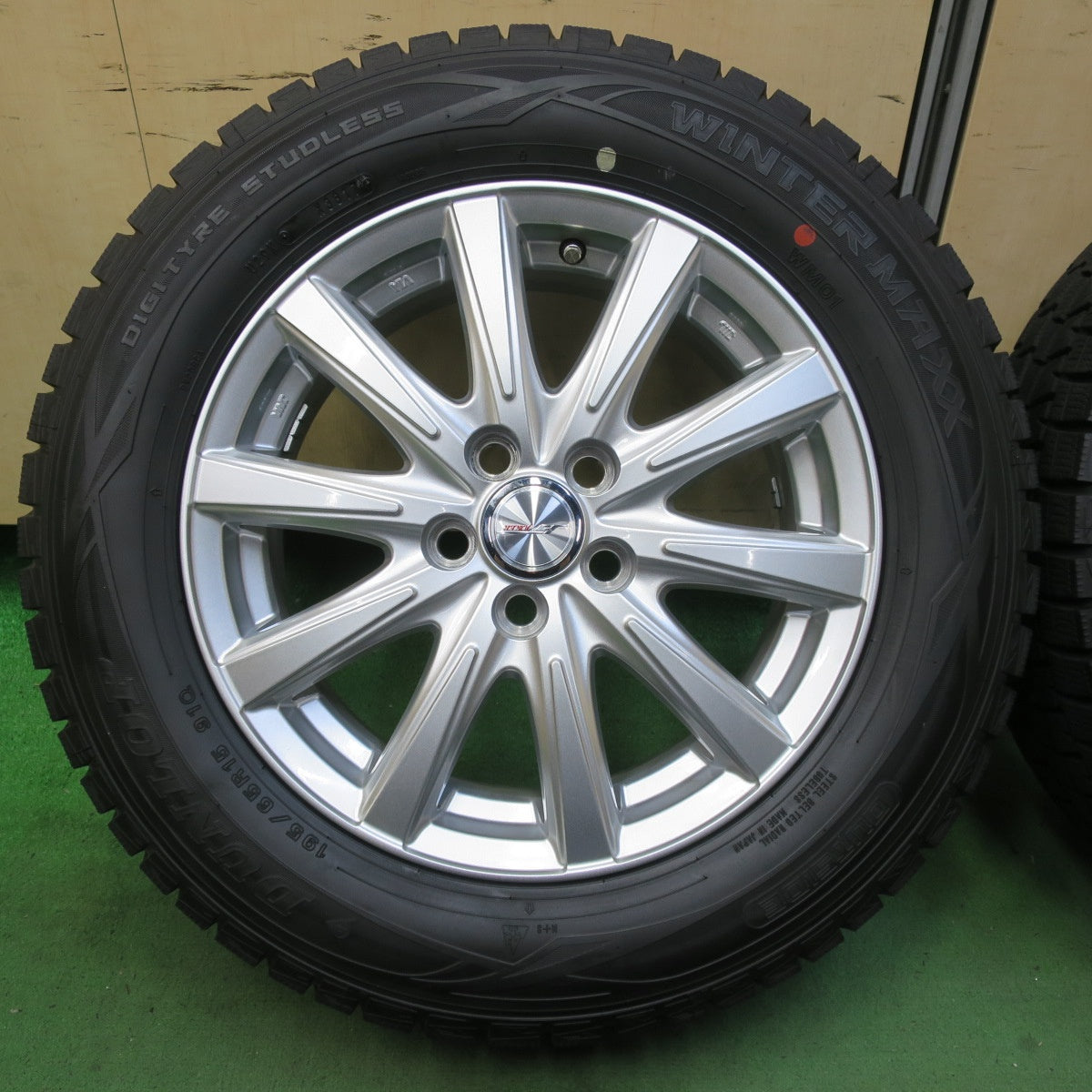 バリ溝!キレイ!ほぼ10分★プリウス 等 195/65R15 スタッドレス ダンロップ ウインターマックス WM01 JOKER ジョーカー 15インチ PCD100/5H★5071203イス