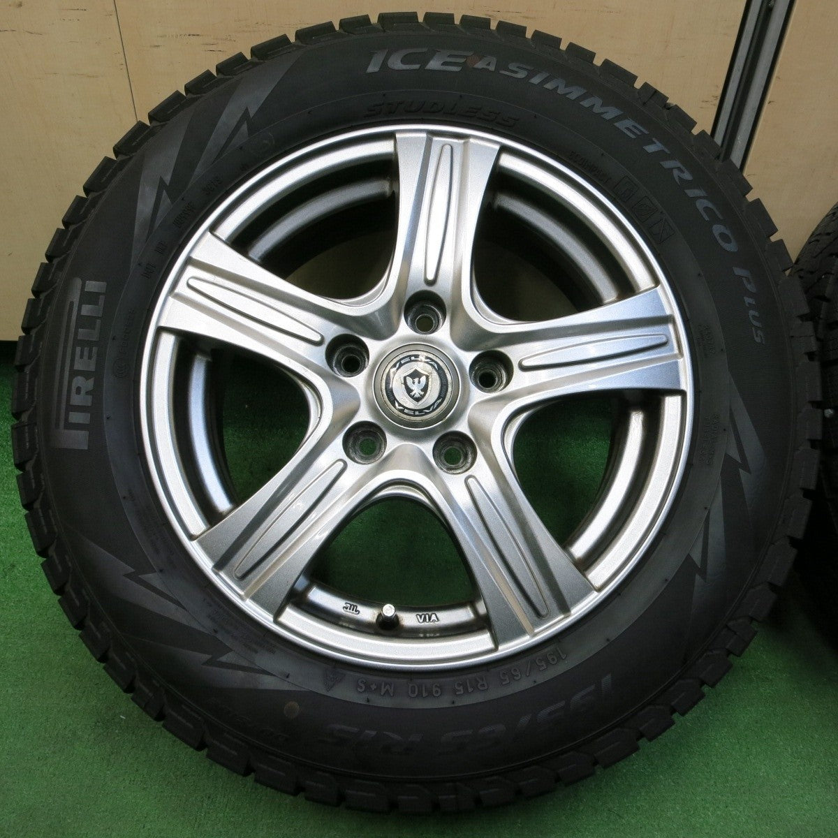 バリ溝!キレイ!9.5分以上★スタッドレス 195/65R15 ピレリ アイスアシンメトリコ プラス VELVA PCD114.3/5H★4051705イス