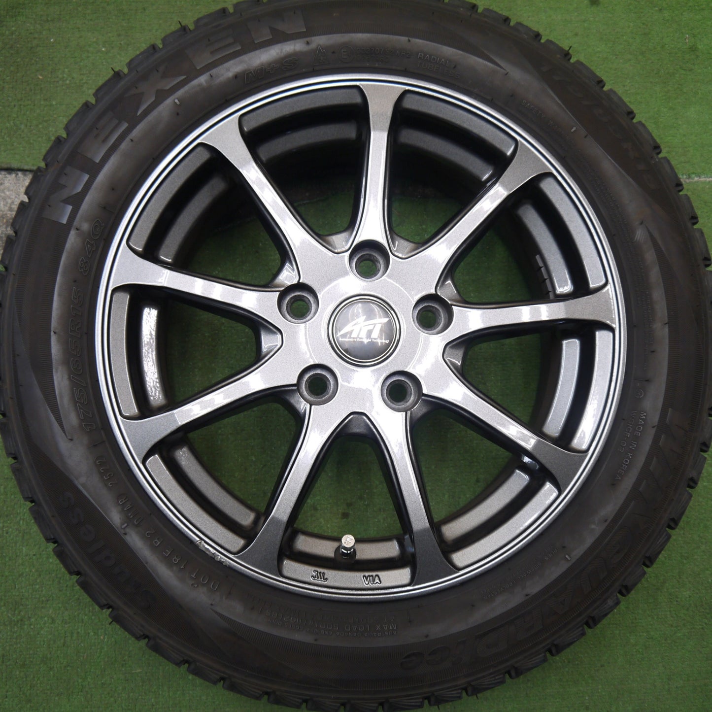 バリ溝!22年!キレイ!9.5分★BMW MINI 等 AFT 175/65R15 スタッドレス ネクセン WINGUARD ice 15インチ PCD112/5H★5090804Hス