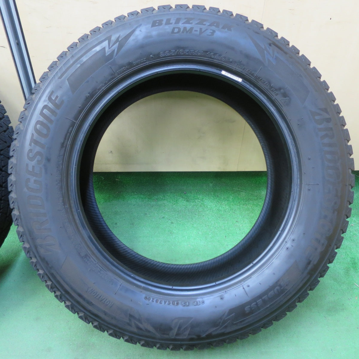 バリ溝!8.5分★スタッドレス 225/65R17 ブリヂストン ブリザック DM-V3 17インチ ハリアー RAV4 CX-5 CX-8 エクストレイル 等★5072105イスタ