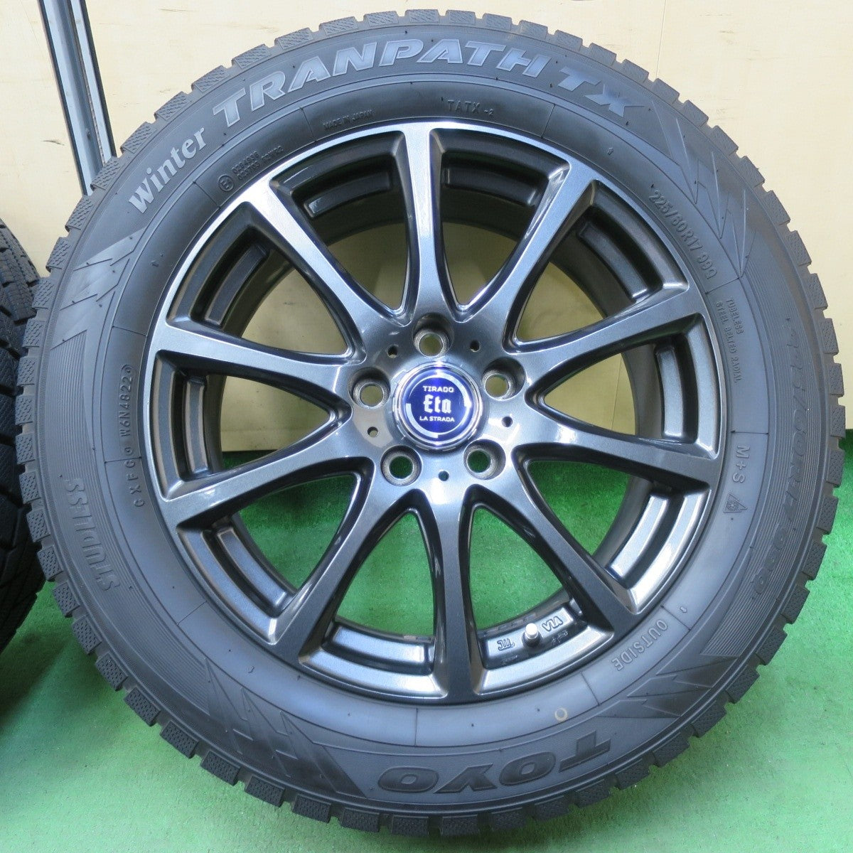 バリ溝!22年!キレイ!9.5分★スタッドレス 225/60R17 トーヨー ウインター トランパス TX TIRADO Eta LA STRADA 17インチ PCD114.3/5H★5032207イス