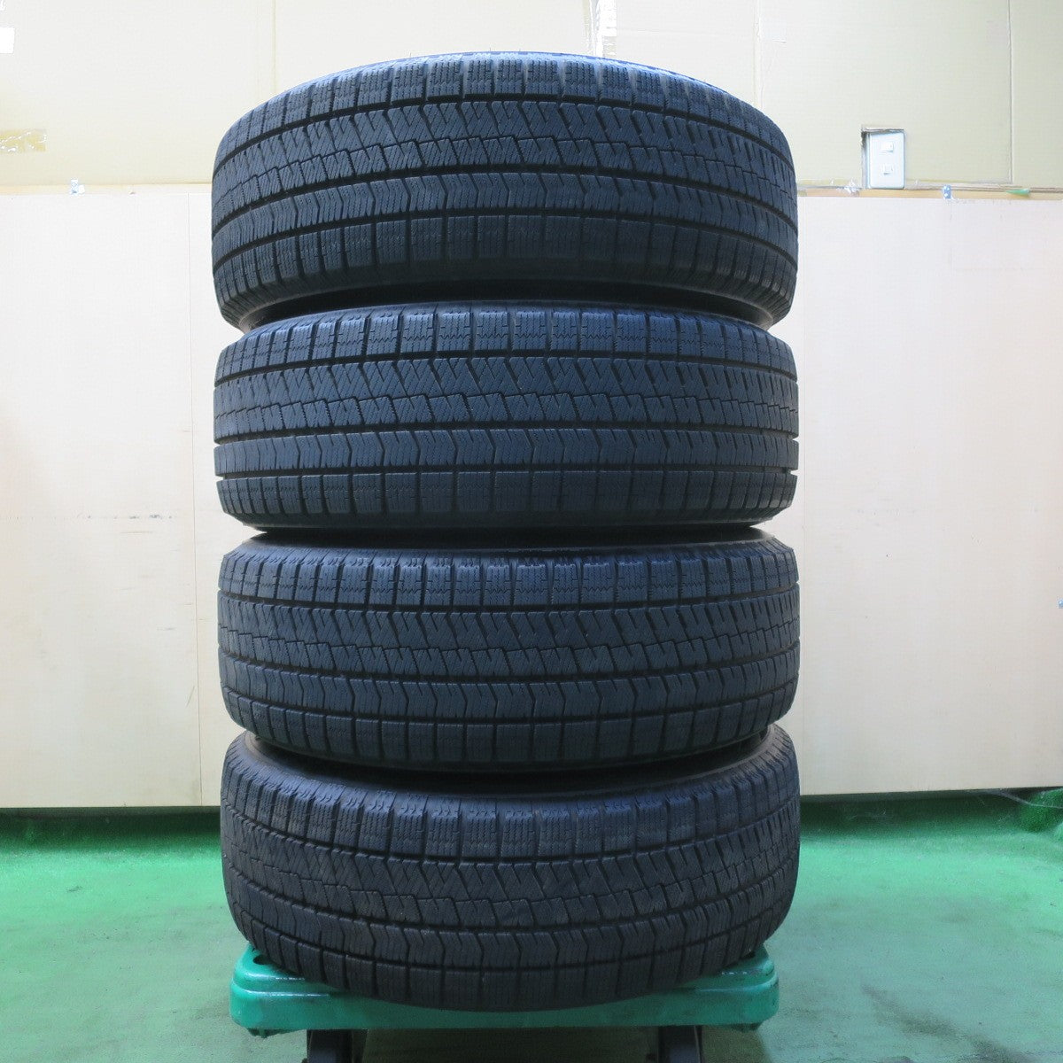 バリ溝!24年!キレイ!ほぼ10分★スタッドレス 225/60R17 ブリヂストン ブリザック VRX2 ECO FORME エコフォルム 17インチ PCD114.3/5H★5090902イス