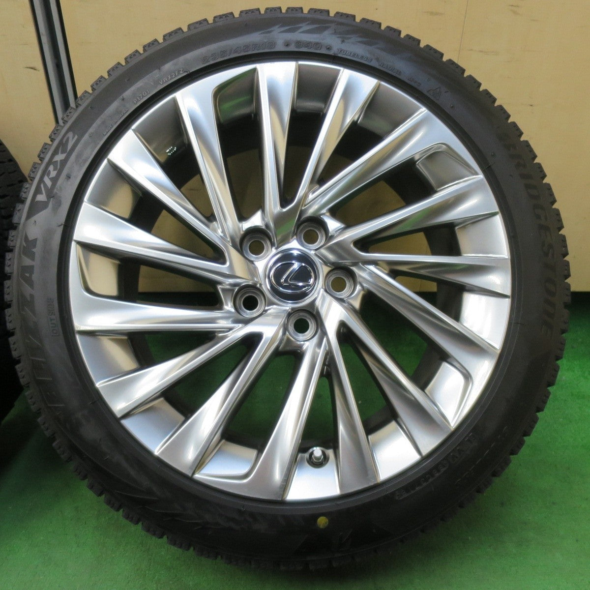センサー付!バリ溝!8.5分★レクサス ES バージョンL 純正 235/45R18 スタッドレス ブリヂストン ブリザック VRX2 18インチ PCD114.3/5H★4110605イス