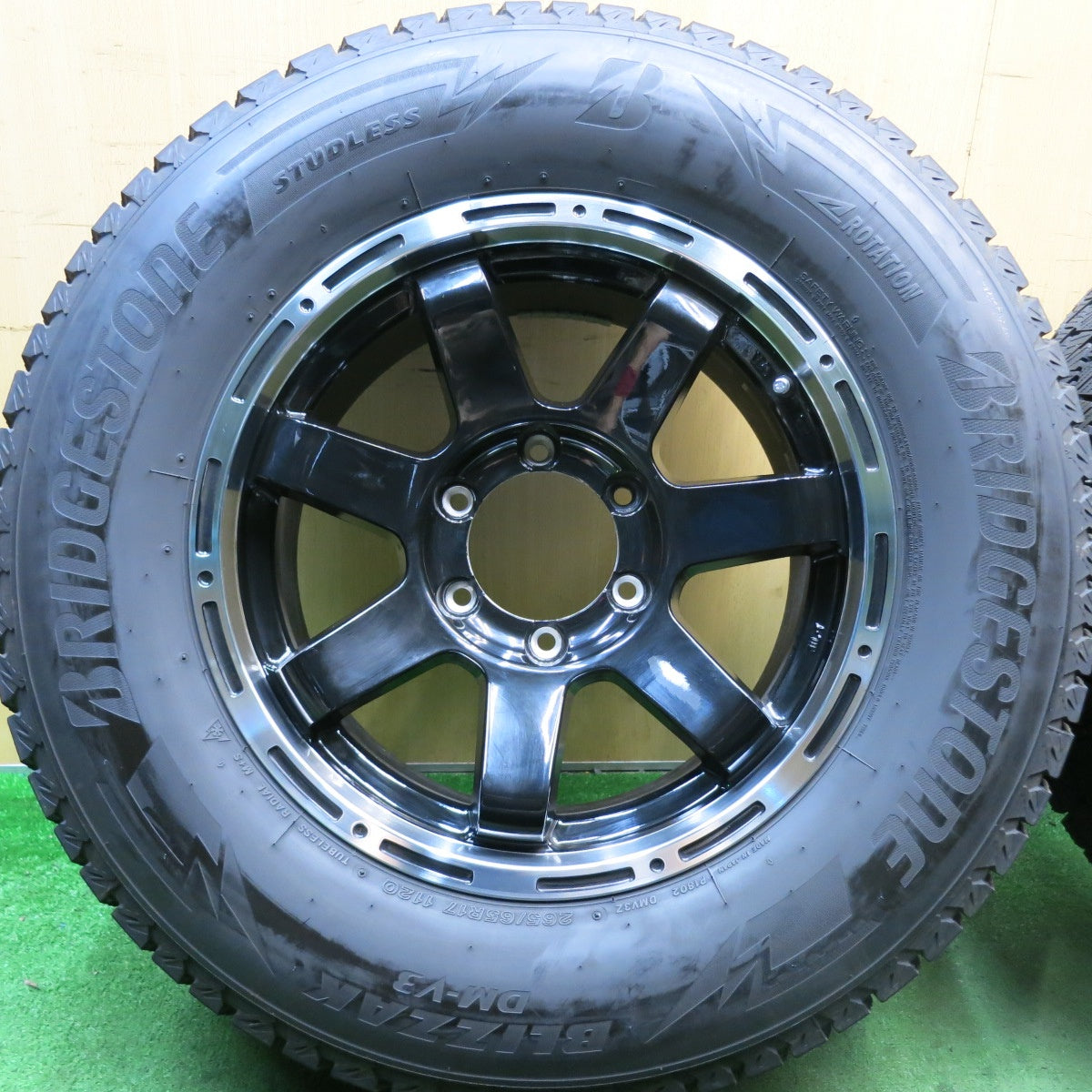 バリ溝!24年!キレイ!9.5分以上★スタッドレス 265/65R17 ブリヂストン ブリザック DM-V3 MAD CROSS MC-76 マッドクロス 17インチ PCD139.7/6H★5091403HAス