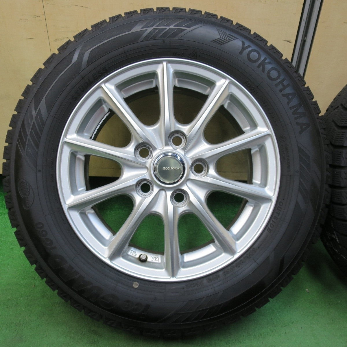 バリ溝!22年!キレイ!9.5分★スタッドレス 195/65R15 ヨコハマ アイスガード iG60 ECO FORME エコフォルム 15インチ PCD114.3/5H★5010411イス