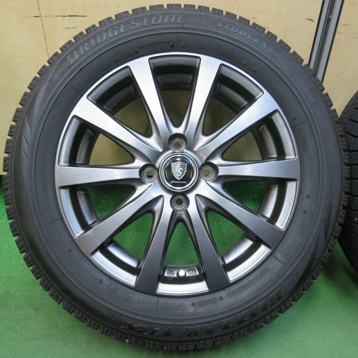 バリ溝!キレイ!9.5分★スタッドレス 185/60R15 ブリヂストン ブリザック VRX MANARAY SPORT マナレイスポーツ 15インチ PCD100/4H★5040706イス