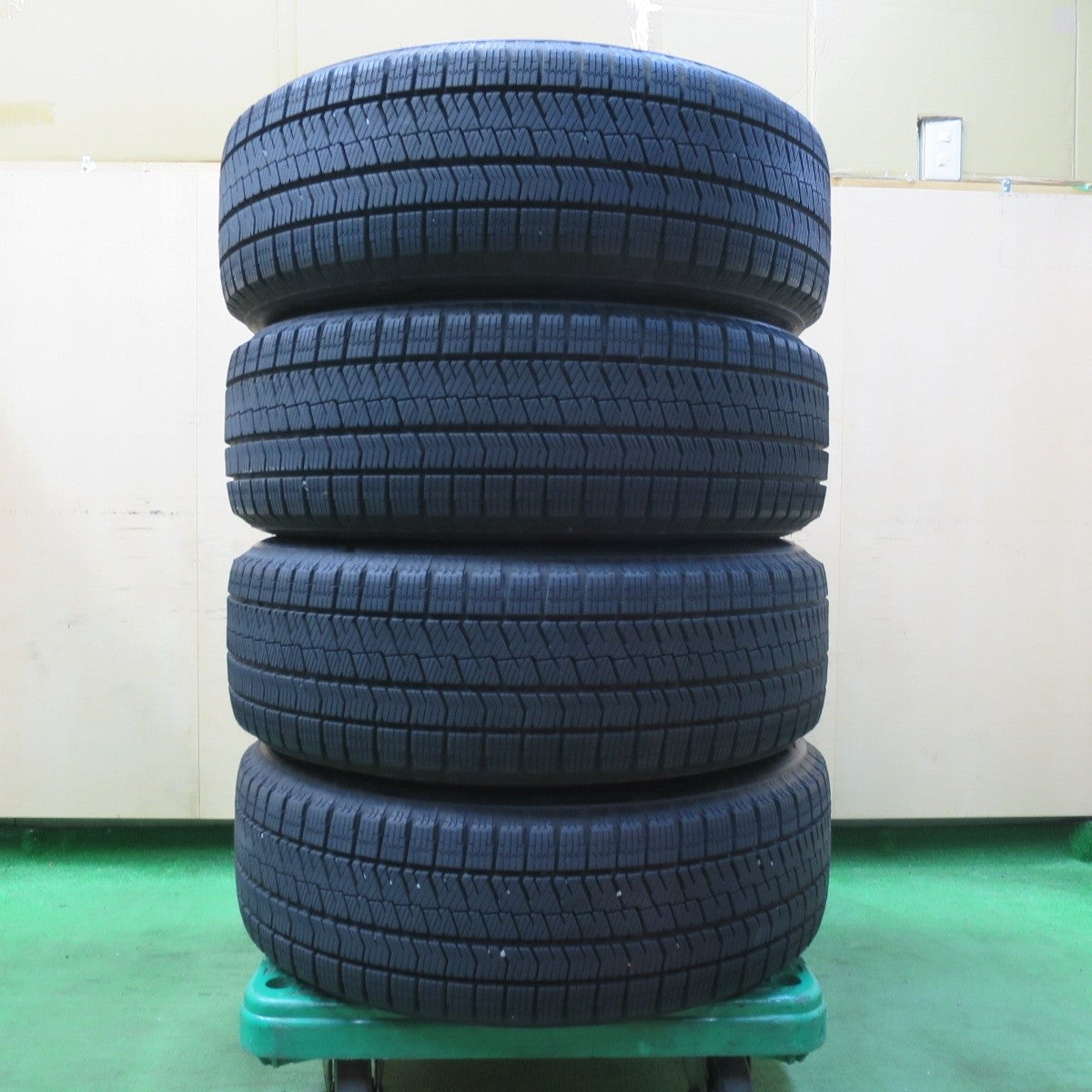 バリ溝!21年!キレイ!9分★スタッドレス 215/60R17 ブリヂストン ブリザック VRX2 SCHNEIDER シュナイダー 17インチ PCD114.3/5H★5010704イス