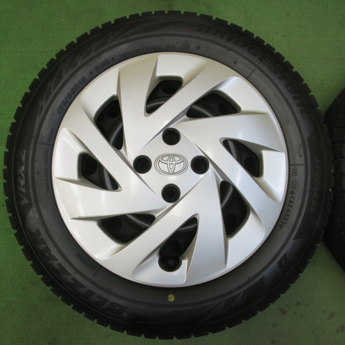 4本価格!22年★トヨタ アクア 純正 スチール 175/65R15 スタッドレス ブリヂストン ブリザック VRX2 15インチ PCD100/4H★5092002イス