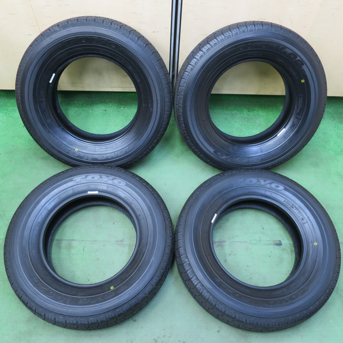未使用!22年★195/80R15 107/105L トーヨー V-02e タイヤ 15インチ ハイエース キャラバン 等★5091108イノタ
