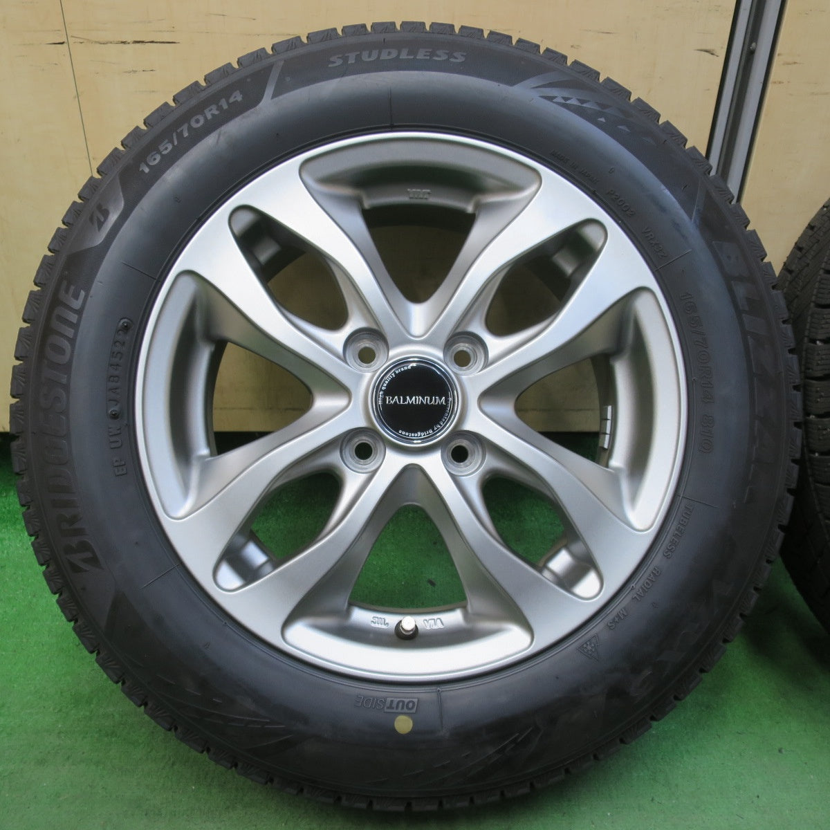 バリ溝!22年!キレイ!ほぼ10分★スタッドレス 165/70R14 ブリヂストン ブリザック VRX3 BALMINUM バルミナ 14インチ PCD100/4H★5042408イス