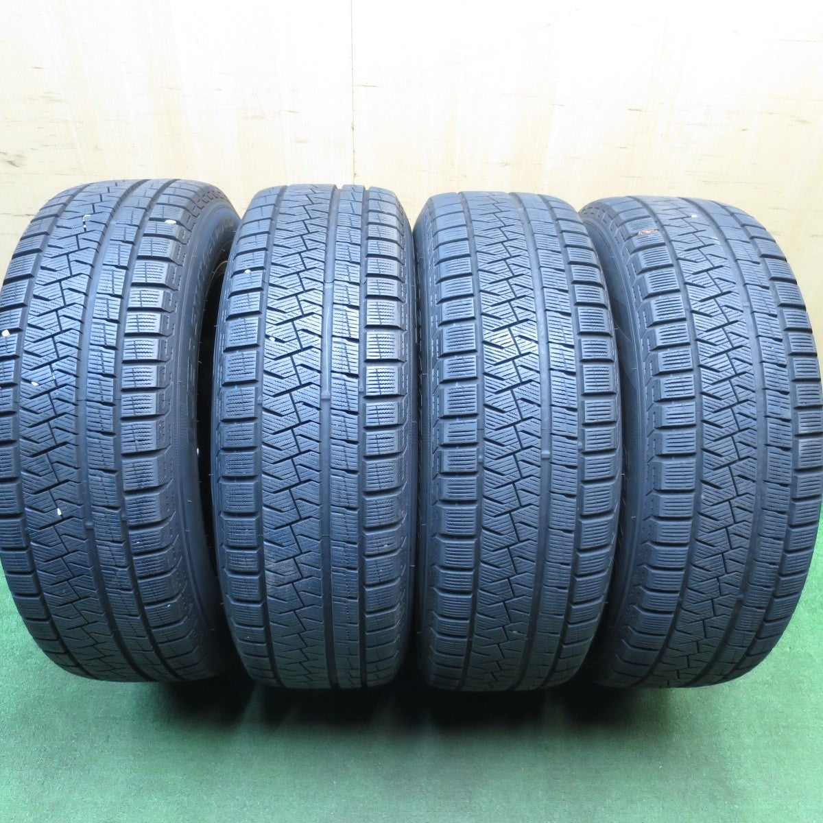 バリ溝!キレイ!8.5分★スタッドレス 225/60R18 ピレリ アイスアシンメトリコ STRANGER ストレンジャー 18インチ PCD114.3/5H★5030708Hス