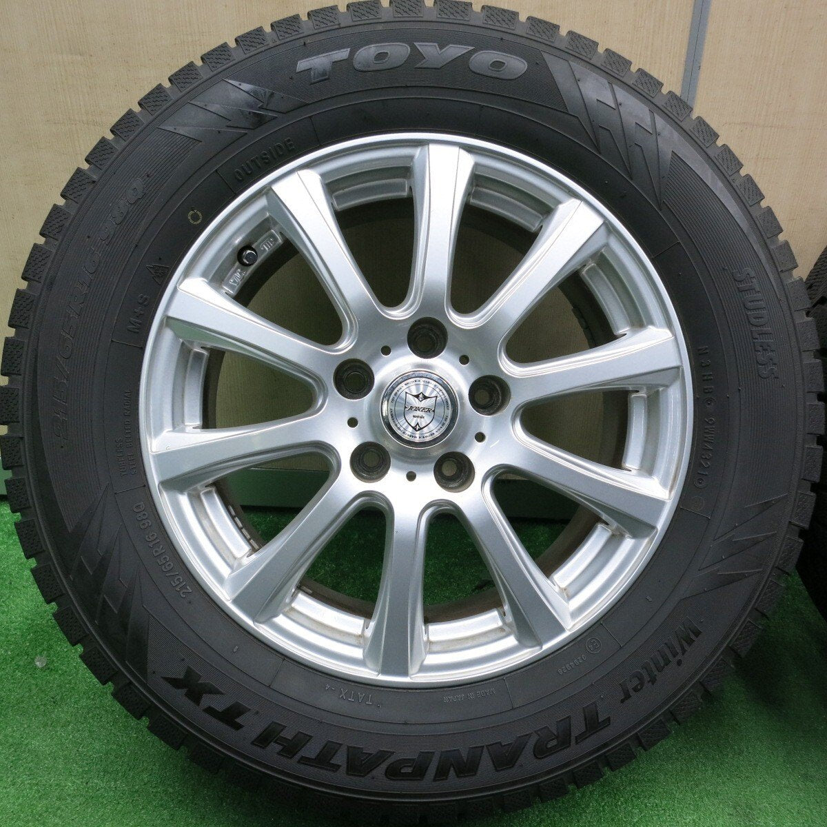 バリ溝!21年!キレイ!9.5分★スタッドレス 215/65R16 トーヨー ウインター トランパス TX JOKER ジョーカー 16インチ PCD114.3/5H★5012003TNス