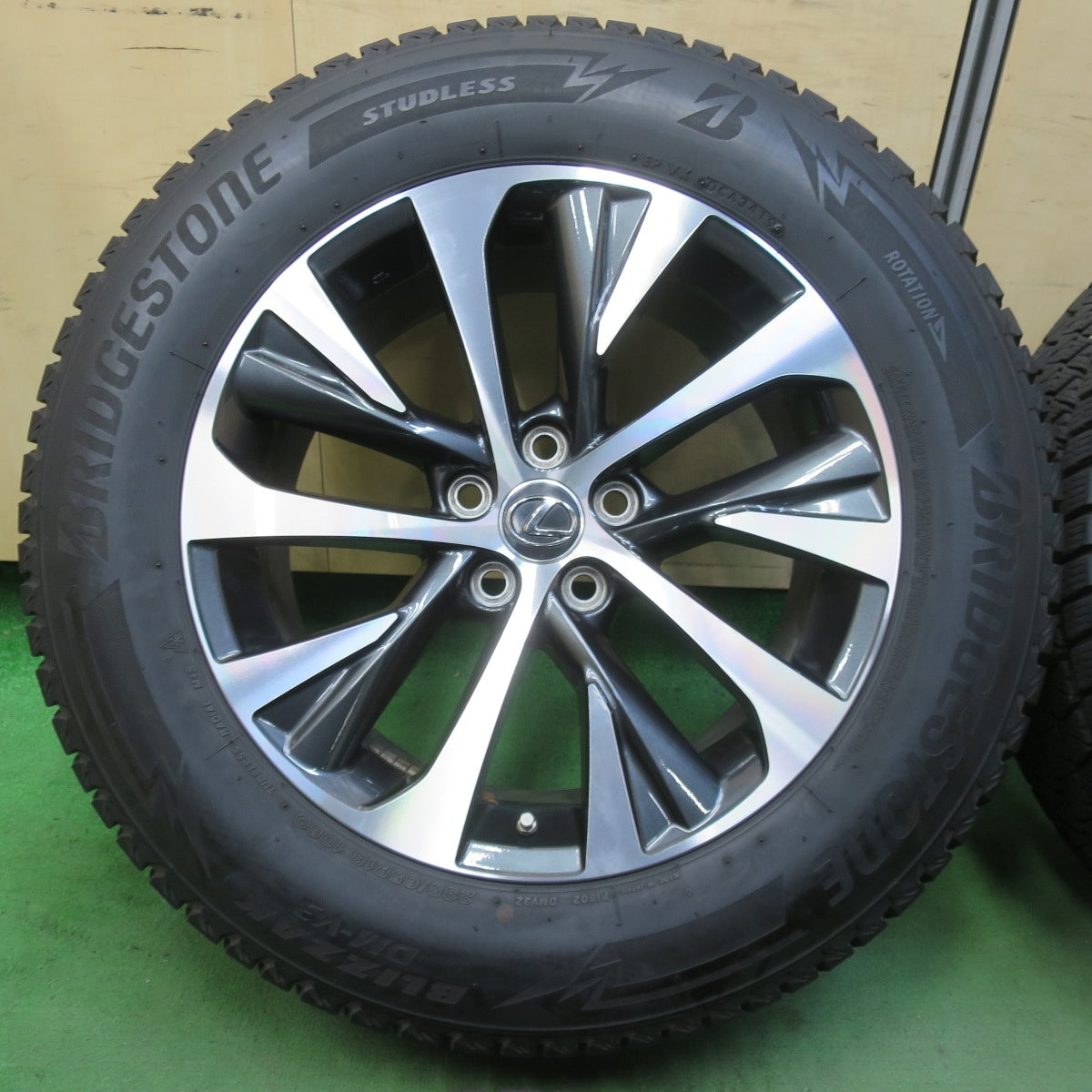 センサー付!バリ溝!キレイ!8.5分★レクサス 20系 RX 純正 235/65R18 スタッドレス ブリヂストン ブリザック DM-V3 18インチ PCD114.3/5H★5092701イス