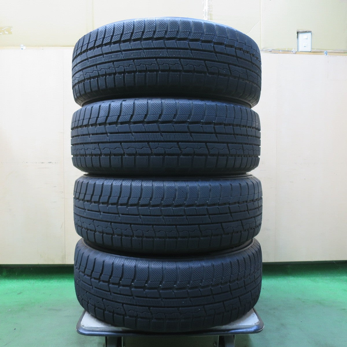 バリ溝!キレイ!9.5分★スタッドレス 225/60R17 トーヨー ウインター トランパス TX LUTZ 社外 アルミ 17インチ PCD114.3/5H★5112413イス