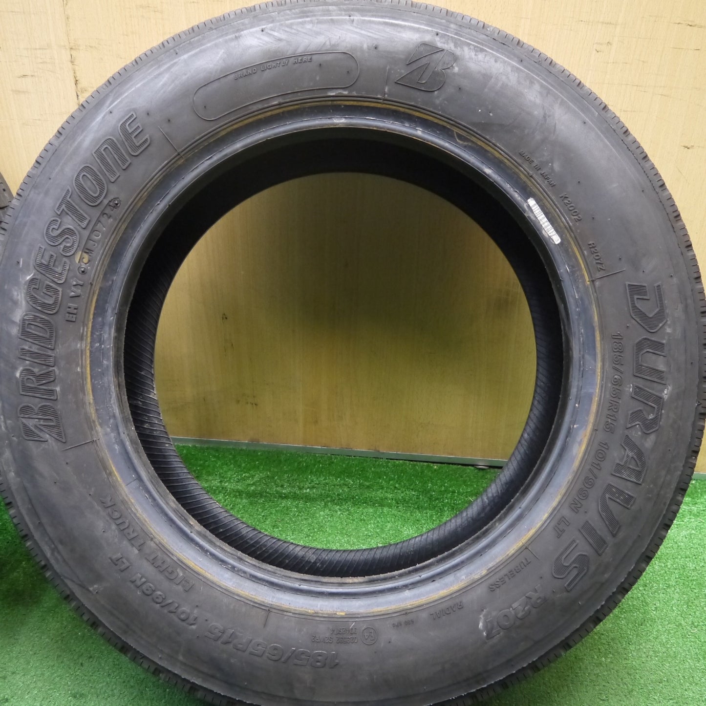 バリ溝!24年!8.5分★小型 トラック バス タイヤ 185/65R15 101/99N ブリヂストン デュラビス R207 DURAVIS 15インチ★5052602Hノタ