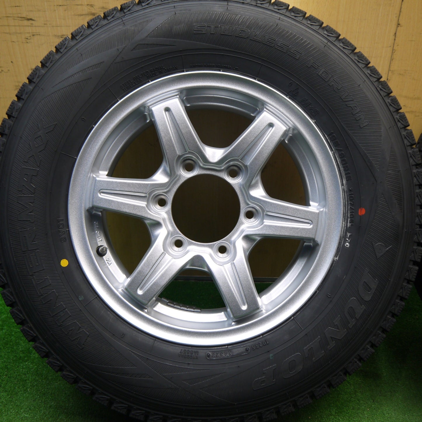 未使用!23年★ハイエース等 スタッドレス 195/80R15 107/105L ダンロップ ウインターマックス SV01 URBAN SPORTS アーバンスポーツ PCD139.7/6H★5041505Hス