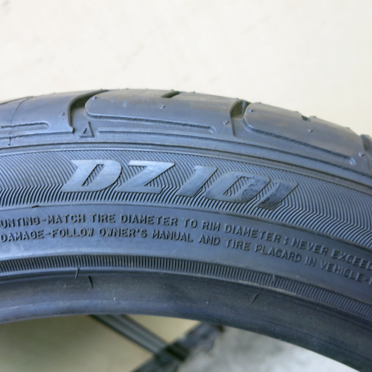 未使用!1本★215/45R17 ダンロップ ディレッツァ DZ101 タイヤ 17インチ プリウス 86 BRZ カローラ インプレッサ レガシィ 等★5052105ナノタ