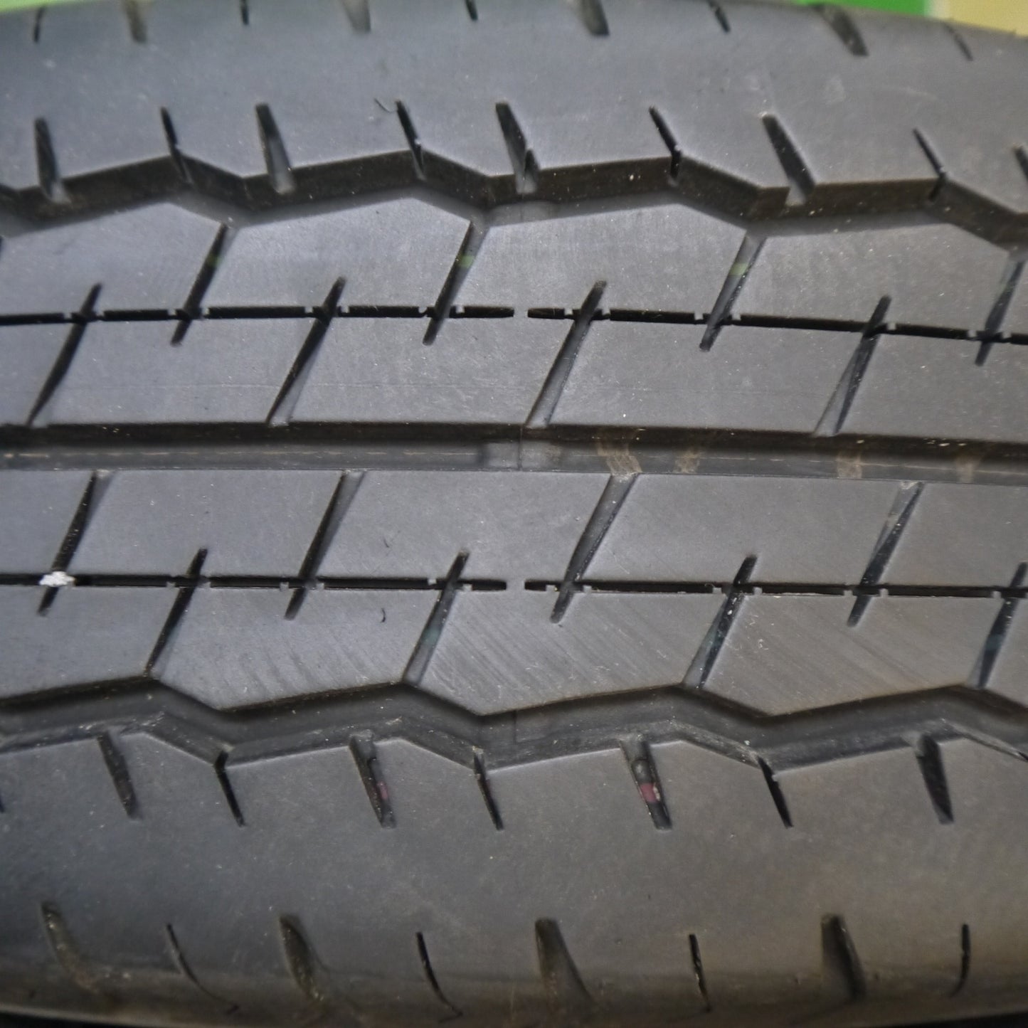 バリ溝!23年!9.5分★195/80R15 107/105N ダンロップ SP175N タイヤ 15インチ ハイエース 等★6020901Hノタ