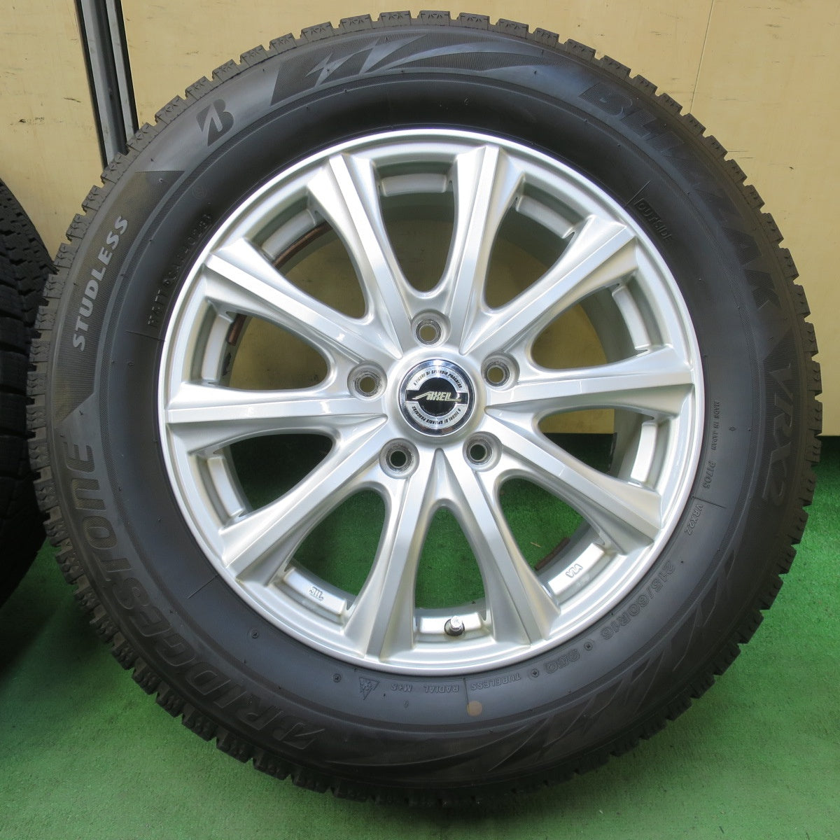 バリ溝!23年!キレイ!9.5分★スタッドレス 215/60R16 ブリヂストン ブリザック VRX2 AXEL アクセル 16インチ PCD114.3/5H★5090901イス