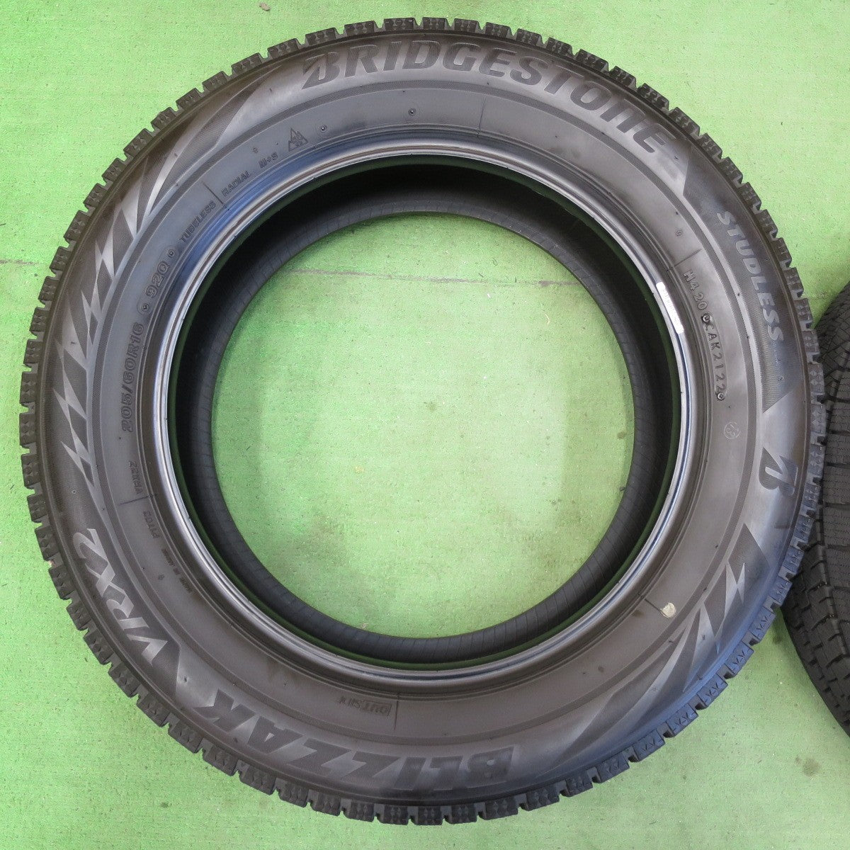 バリ溝!22年!9.5分★スタッドレス 205/60R16 ブリヂストン ブリザック VRX2 タイヤ 16インチ ノア ヴォクシー エスクァイア 等★5041211イスタ