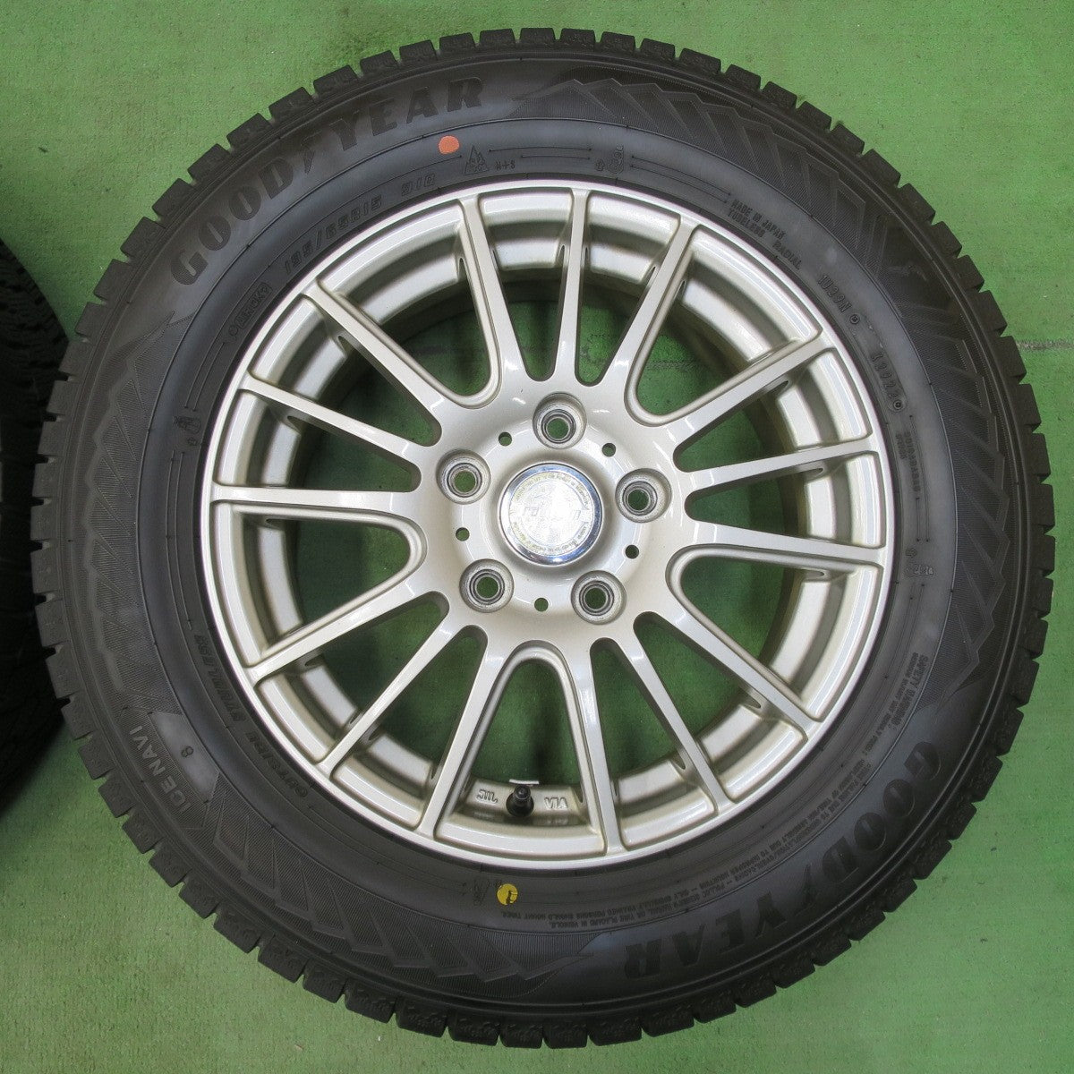 バリ溝!22年!キレイ!9.5分★スタッドレス 195/65R15 グッドイヤー アイスナビ8 ravrion selzer ラブリオン 15インチ PCD114.3/5H★5050211イス