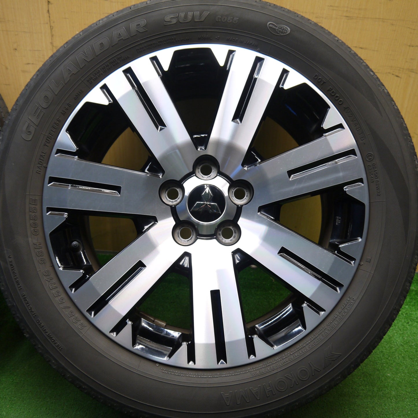 キレイ★三菱 デリカ D:5 純正 225/55R18 ヨコハマ ジオランダー SUV G055 G055E 18インチ D5 PCD114.3/5H★5042304Hノ